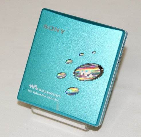 【メーカー名】ソニー(SONY)【メーカー型番】【ブランド名】ソニー(SONY)【商品説明】ソニー MDウォークマン ブルー MZ-E520 L・画像はイメージ写真ですので付属品など画像の通りではないこともございます。　付属品については商品タイトルに記載がない場合がありますので、　ご不明な場合はメッセージにてお問い合わせください。・当店ではレコード盤には商品タイトルに［レコード］と表記しております。　表記がない物はすべてCDですのでご注意ください。・当店では初期不良に限り、商品到着から7日間は返品を 受付けております。　お問い合わせ・メールにて不具合詳細をご連絡ください。・他モールとの併売品の為、完売の際はキャンセルご連絡させて頂きます。・中古品の商品タイトルに「限定」「初回」「保証」「DLコード」などの表記がありましても、　特典・付属品・帯・保証等は付いておりません。・電子辞書、コンパクトオーディオプレーヤー等のイヤホンは写真にありましても　衛生上、基本お付けしておりません。※未使用品は除く・品名に【import】【輸入】【北米】【海外】等の国内商品でないと把握できる表記商品について　国内のDVDプレイヤー、ゲーム機で稼働しない場合がございます。予めご了承の上、購入ください。・掲載と付属品が異なる場合は確認のご連絡をさせて頂きます。ご注文からお届けまで1、ご注文⇒ご注文は24時間受け付けております。2、注文確認⇒ご注文後、当店から注文確認メールを送信します。3、お届けまで3〜10営業日程度とお考えください。4、入金確認⇒前払い決済をご選択の場合、ご入金確認後、配送手配を致します。5、出荷⇒配送準備が整い次第、出荷致します。配送業者、追跡番号等の詳細をメール送信致します。6、到着⇒出荷後、1〜3日後に商品が到着します。　※離島、北海道、九州、沖縄は遅れる場合がございます。予めご了承下さい。・お電話でのお問合せは少人数で運営の為受け付けておりませんので、お問い合わせ・メールにてお願い致します。★お客様都合によるご注文後のキャンセル・返品は　お受けしておりませんのでご了承ください。