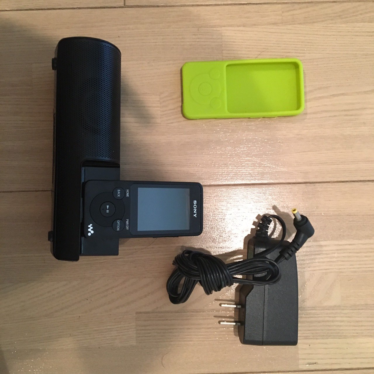 【メーカー名】ソニー(SONY)【メーカー型番】【ブランド名】ソニー(SONY)【商品説明】SONY ウォークマン Eシリーズ 4GB スピーカー付 ブラック NW-E083K/B・画像はイメージ写真ですので付属品など画像の通りではないこともございます。　付属品については商品タイトルに記載がない場合がありますので、　ご不明な場合はメッセージにてお問い合わせください。・当店ではレコード盤には商品タイトルに［レコード］と表記しております。　表記がない物はすべてCDですのでご注意ください。・当店では初期不良に限り、商品到着から7日間は返品を 受付けております。　お問い合わせ・メールにて不具合詳細をご連絡ください。・他モールとの併売品の為、完売の際はキャンセルご連絡させて頂きます。・中古品の商品タイトルに「限定」「初回」「保証」「DLコード」などの表記がありましても、　特典・付属品・帯・保証等は付いておりません。・電子辞書、コンパクトオーディオプレーヤー等のイヤホンは写真にありましても　衛生上、基本お付けしておりません。※未使用品は除く・品名に【import】【輸入】【北米】【海外】等の国内商品でないと把握できる表記商品について　国内のDVDプレイヤー、ゲーム機で稼働しない場合がございます。予めご了承の上、購入ください。・掲載と付属品が異なる場合は確認のご連絡をさせて頂きます。ご注文からお届けまで1、ご注文⇒ご注文は24時間受け付けております。2、注文確認⇒ご注文後、当店から注文確認メールを送信します。3、お届けまで3〜10営業日程度とお考えください。4、入金確認⇒前払い決済をご選択の場合、ご入金確認後、配送手配を致します。5、出荷⇒配送準備が整い次第、出荷致します。配送業者、追跡番号等の詳細をメール送信致します。6、到着⇒出荷後、1〜3日後に商品が到着します。　※離島、北海道、九州、沖縄は遅れる場合がございます。予めご了承下さい。・お電話でのお問合せは少人数で運営の為受け付けておりませんので、お問い合わせ・メールにてお願い致します。★お客様都合によるご注文後のキャンセル・返品は　お受けしておりませんのでご了承ください。