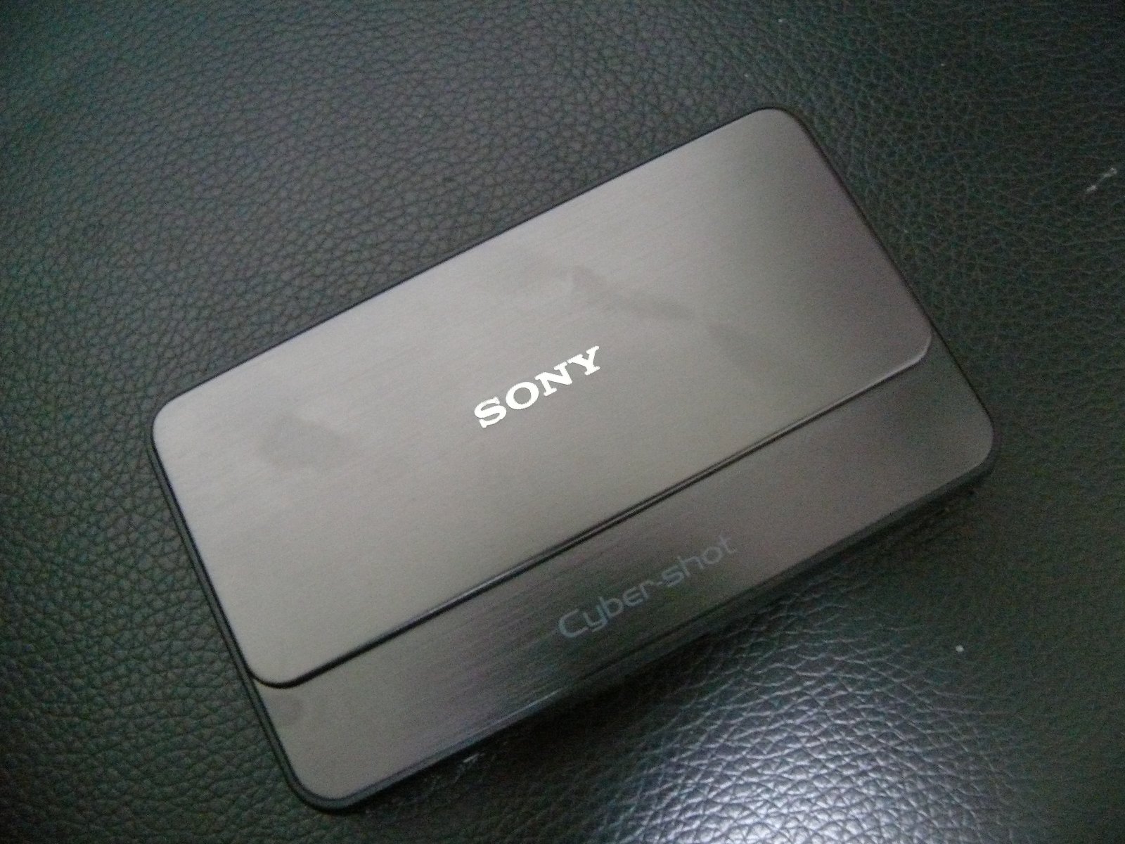 【メーカー名】ソニー(SONY)【メーカー型番】【ブランド名】ソニー(SONY)【商品説明】SONY デジタルカメラ Cyber-Shot(サイバーショット) T99 (1410万画素CCD/光学x4/デジタルx8) ブラック DSC-T99/B・画像はイメージ写真ですので付属品など画像の通りではないこともございます。　付属品については商品タイトルに記載がない場合がありますので、　ご不明な場合はメッセージにてお問い合わせください。・当店ではレコード盤には商品タイトルに［レコード］と表記しております。　表記がない物はすべてCDですのでご注意ください。・当店では初期不良に限り、商品到着から7日間は返品を 受付けております。　お問い合わせ・メールにて不具合詳細をご連絡ください。・他モールとの併売品の為、完売の際はキャンセルご連絡させて頂きます。・中古品の商品タイトルに「限定」「初回」「保証」「DLコード」などの表記がありましても、　特典・付属品・帯・保証等は付いておりません。・電子辞書、コンパクトオーディオプレーヤー等のイヤホンは写真にありましても　衛生上、基本お付けしておりません。※未使用品は除く・品名に【import】【輸入】【北米】【海外】等の国内商品でないと把握できる表記商品について　国内のDVDプレイヤー、ゲーム機で稼働しない場合がございます。予めご了承の上、購入ください。・掲載と付属品が異なる場合は確認のご連絡をさせて頂きます。ご注文からお届けまで1、ご注文⇒ご注文は24時間受け付けております。2、注文確認⇒ご注文後、当店から注文確認メールを送信します。3、お届けまで3〜10営業日程度とお考えください。4、入金確認⇒前払い決済をご選択の場合、ご入金確認後、配送手配を致します。5、出荷⇒配送準備が整い次第、出荷致します。配送業者、追跡番号等の詳細をメール送信致します。6、到着⇒出荷後、1〜3日後に商品が到着します。　※離島、北海道、九州、沖縄は遅れる場合がございます。予めご了承下さい。・お電話でのお問合せは少人数で運営の為受け付けておりませんので、お問い合わせ・メールにてお願い致します。★お客様都合によるご注文後のキャンセル・返品は　お受けしておりませんのでご了承ください。