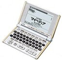 【中古】CASIO Ex-word XD-H6400 電子辞書 生活系充実モデル50辞書【メーカー名】CASIO(カシオ)【メーカー型番】XD-H6400【ブランド名】CASIO(カシオ)【商品説明】CASIO Ex-word XD-H6400 電子辞書 生活系充実モデル50辞書CASIO Ex-word XD-H6400 電子辞書 生活系充実モデル50辞書/CASIO(カシオ)/XD-H6400/CASIO(カシオ)/CASIO Ex-word XD-H6400 電子辞書 生活系充実モデル50辞書/画面サイズ：4.5型 / 表示可能字数：52X17 / バックライト：非対応 / キー配列：QWERTY辞書：国,漢,古,英和,和英,英英 / その他辞書：教育,学習,トラベル / 収録辞書数：50 / 音声発音：非対応内蔵メモリ容量：0MB / テキスト読込：非対応電源：単4乾電池 / 最大連続使用：150時間当店では初期不良に限り、商品到着から7日間は返品を 受付けております。他モールとの併売品の為、完売の際はご連絡致しますのでご了承ください。中古品の商品タイトルに「限定」「初回」「保証」などの表記がありましても、特典・付属品・保証等は付いておりません。掲載と付属品が異なる場合は確認のご連絡をさせていただきます。ご注文からお届けまで1、ご注文⇒ご注文は24時間受け付けております。2、注文確認⇒ご注文後、当店から注文確認メールを送信します。3、お届けまで3〜10営業日程度とお考えください。4、入金確認⇒前払い決済をご選択の場合、ご入金確認後、配送手配を致します。5、出荷⇒配送準備が整い次第、出荷致します。配送業者、追跡番号等の詳細をメール送信致します。6、到着⇒出荷後、1〜3日後に商品が到着します。　※離島、北海道、九州、沖縄は遅れる場合がございます。予めご了承下さい。お電話でのお問合せは少人数で運営の為受け付けておりませんので、メールにてお問合せお願い致します。営業時間　月〜金　11:00〜17:00お客様都合によるご注文後のキャンセル・返品はお受けしておりませんのでご了承ください。