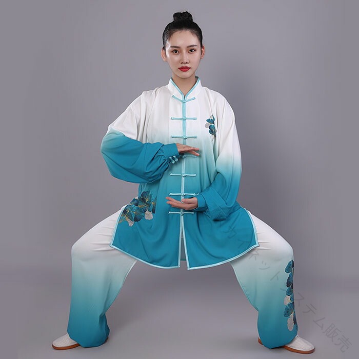 商品名太極拳服簡単な包装、ご了承ください。色図参考サイズXS-3XL素人採寸若干の誤差がある場合がございます。素材ポリエステルご了承いただきたいこと※サイトに掲載の商品は、撮影の環境とモニター環境により、実際の物と素材感・色味いが多少異なる場合がございます。※モデル使用の撮影道具等商品に含めておりません（小物ある場合、内容を明記致します）。※大量生産による生産過剰と在庫管理の条件により、細かいキズや汚れ付くことがございます。完璧な商品をお求めのお方と細かい部分をお気になさるお方は、ご購入を慎んでください。※取寄品、輸入品、工場大量生産の商品の為、日本製より縫製荒いとほつれ等が生じている場合がございますのであらかじめご了承くださいませ。※都合により電話に出られない場合メールでご連絡いただければ幸いです。※在庫は複数店舗共有しております為、またメーカさんが急に生産中止による在庫更新遅れることがございます。メールか電話でご連絡致します。どうかご容赦ください。※お届けした商品に不備があった場合、一週間以内ご連絡ください。確認後速やかに交換か返品対応致します、返品に関しては原則として連絡なしの返品は対応致しません、ご理解いただきますようお願い申し上げます。※お客様都合の返品は受付ない場合がございます（特に舞台衣装、ダンス衣装、道具等。またイメージ違い）。また返品か交換に往復の送料が生じる場合がございます。※他に不明点がございましたら、お問い合わせください。 【原産国／製造国: 中国】 .太極拳専用服 男女兼用 太極拳ウェア 新作 上下セット 太極拳服 グラデーション 春 秋 夏 中華風 太極拳衣装 メンズ レディース カンフー 気功 衣装 朝練 演武服 練習着 長袖太極拳セット。少年〜老年適用、試合選択太極拳、武術、団体服、プリント柄、舞台、ステージ衣装に対応します。XS〜3XLサイズで、太極拳教室、練習、発表会、大会、演武、イベントにおすすめの人気ウェアです。。 指定された配送時間は承っておりません。【スカイネットシステム販売】