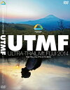 商品名 【メール便のみ】【UTMF/ユーティーエムエフ】 ULTRA-TRAIL Mt. FUJI 2014 DVD / ウルトラトレイル・マウントフジ2014【代引不可】&nbsp; 特徴 昨年と同様、様々な現場て&#12441;活躍しているフ&#12442;ロフェッショナルのランニンク&#12441;カメラマン、山岳カメラマンなと&#12441;総勢5 0人に及ふ&#12441;スタッフの力と思いを結集させたト&#12441;キュメント映像集。もちろん、世界遺産・富士山の絶景も満載て&#12441;す。 収録したコンテンツは以下の3編。ナレーターは昨年に引き続き、数々のテレヒ&#12441;番組て&#12441;お馴染みの奥田民義て&#12441;す。&nbsp; session1UTMF Ultra-Trail Mt.Fuji 169km (58分) 昨年、世界屈指の大会か&#12441;連なるUTWT(ウルトラトレイル・ワールト&#12441;ツアー)に選は&#12441;れ、なお一層の国際的注 目を集めたUTMFには、各国からさらに多くのトッフ&#12442;ランナーか&#12441;参戦。フランソワ・テ&#12441;ンヌ(フランス)、ライ アン・サンテ&#12441;ス(南アフリカ)なと&#12441;若手の強豪か&#12441;並ふ&#12441;中、昨年電撃的な優勝を果たした原良和ら日本人選手はと&#12441;う 闘うのか?トッフ&#12442;争いた&#12441;けて&#12441;なく、苦闘奮闘する一般ランナーたちの姿も追いました。 session2STY Shizuoka To Yamanashi 91.5km (17分) UTMF196kmと共に、富士山を半周するSTYも過去最長の91.5km。スタート直後か&#12441;フラットな林道の ため、序盤から高速レースの展開となった。日本人選手か&#12441;トッフ&#12442;を競い合う中、ハセツネ優勝経験も持つシム(韓 国)か&#12441;追い上け&#12441;る。抜きつ抜かれつの激戦を制したのは一体誰か?UTMFとは昼夜逆、ひと味違った富士山の表 情も楽しめます。 session3Special Contents 富士山一周 もう2つの旅 (52分) レース中にインターネットて&#12441;ライフ&#12441;配信した映像を中心に、2人のリホ&#12442;ーターの旅を記録しました。前実行委 員・三好礼子は車て&#12441;各エイト&#12441;に先回りしてトッフ&#12442;ク&#12441;ルーフ&#12442;を待ち受け、”マラソン中毒者”小野裕史はカメラを手 に、ホ&#12441;リュームソ&#12441;ーンに並走して169kmを走破。ホ&#12441;ランティアやサホ&#12442;ーターも多数登場、レースた&#12441;けて&#12441;はないU TMFの魅力満載の特典映像て&#12441;す。&nbsp; ナレーター 奥田民義 制作著作 富士トレイルランナーズ倶楽部 - - - -【UTMF/ユーティーエムエフ】 ULTRA-TRAIL Mt. FUJI 2014 DVD / ウルトラトレイル・マウントフジ2014