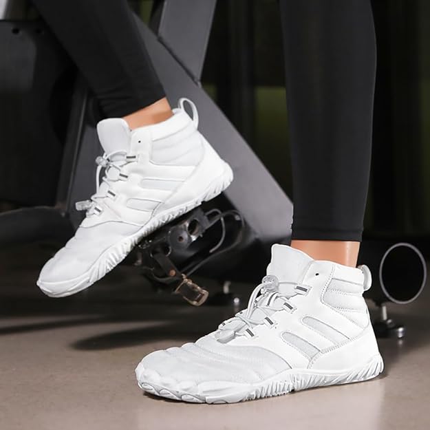 ボクシングシューズ メンズ レスリングシューズ メッシュ レーストレーニング ボクシングシューズ フィトネスシューズ ジュニア 大人用 戦闘訓練靴 軽量 滑り止め 通気 ジム 重量挙げ スニーカー 23.0cm-28.5cm 靴底にも滑り止め仕様に、靴のグリップを高め、滑り止め効果を向上させます。 【通気性がある素材】アッパーは通気性のあるメッシュ素材で作られており、軽くて快適で通気性があります。緻密なラインワークとしっかりとした接着技術により、靴は運動時に優れた性能を発揮し、丈夫で耐久性があります。ボクシングシューズ、フィトネスシューズ用のシューズとして、軽量で足元に負担かけず室内運動は一層楽しく展開でき。【ノンスリップラバーソール】ガムラバーアウトソールグリップ力とトラクションを高めるために、アウトソールにはガムラバーを使用。屋内でのグリップに最適なガムラバーは、快適で耐久性があり、軽量です。靴底にも滑り止め仕様に、靴のグリップを高め、滑り止め効果を向上させます。【高品質のパフォーマンス】ボクシング シューズ スニーカーは柔軟なパフォーマンスを提供し、軽量素材を使用し、靴全体が軽くて重くなく、機敏なパフォーマンスを提供し、拘束感なく足を履いて、簡単で自由です、実用性満点です。【高い安全性】足首の保護、足をしっかりと包み込み、多層保護により怪我を防ぎ、強化されたヒールクッションは安定性を高め、より確実な足運びを可能にし、関節への負担や怪我のリスクを最小限に抑えます。ゴム製の唯一の足は大きなグリップを提供し、地面に大きな接続を与えます。ピボットとターンにも役立ちます。【適用スポーツ】マルチレンジスポーツに適したフィットネスシューズで、ボクシング、レスリング、ウェイトリフティング、格闘技、エクササイズなどに最適です。競技中に必要な快適さとサポートを提供する、ボクシング、ムエタイ、MMA、レスリングシューズです、武道護身術、会場アミューズメント機器。どこでも使用することができます。 5