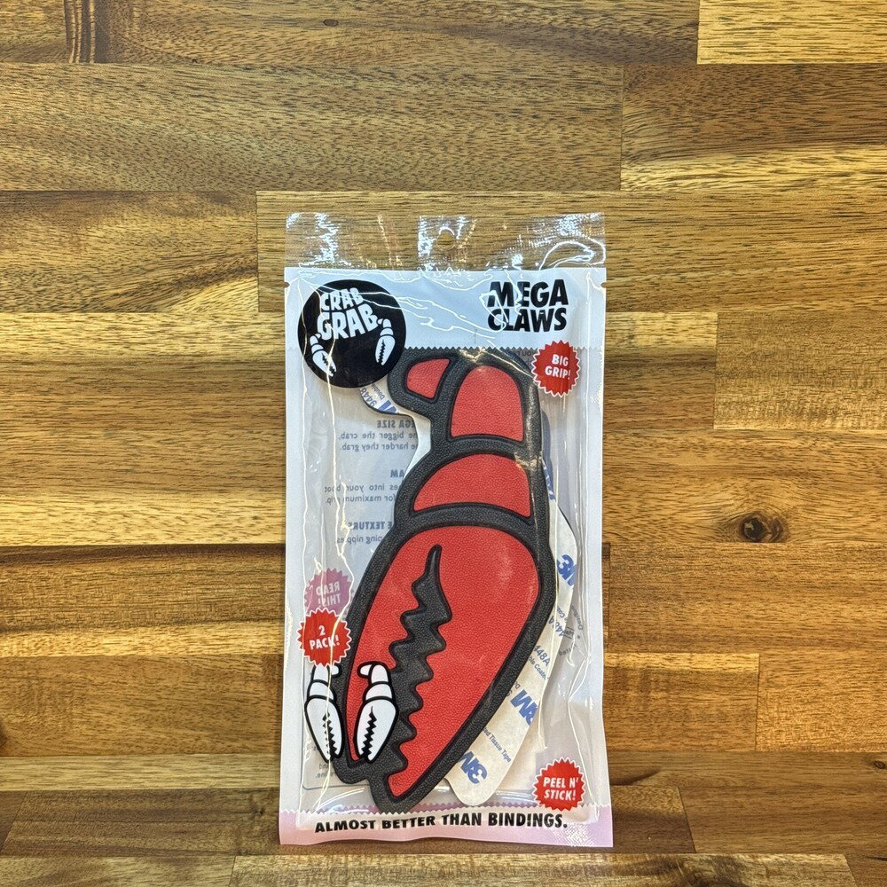 ■ 商品について CRAB GRAB MEGA CLAW BLACK-REDは、スノーボードのデッキ面に貼って使用する滑り止め用デッキパッドです。 リフトを降りる時や片足を外してスケーティングする時に、後ろ足をボードの上に置きやすくし、足元のグリップをサポートします。 大きめのクロー型デザインで、機能性だけでなくボードの見た目にもアクセントを加えたい方におすすめです。 本商品はスノーボード用デッキパッド2枚入りです。デッキ、バインディング、その他パーツは付属しません。 ■ 商品の特徴 MEGA CLAWは、CRAB GRABらしい遊び心のある大きめクロー形状が特徴のフォーム系デッキパッドです。 MINI CLAWSのような小型4個入りタイプではなく、足を置く場所にしっかり存在感を出しやすい2枚入りタイプです。 サイズは各6.5インチ、国内表記で約16.5cmとされており、足を置く位置の目印としても使いやすいアイテムです。 左右のクローのように配置したり、ボードデザインに合わせて貼り方を調整しやすいのもポイントです。 素材には軽量で扱いやすいC-Foamを採用しています。 CRAB GRAB独自のGripplesテクスチャーにより、ブーツ裏との接触時にグリップ感を出しやすい仕様です。 Screw Glue仕様の貼り付けタイプなので、ボードのデッキ面に貼って手軽に使用できます。 BLACK-REDカラーは、ブラックとレッドの組み合わせが印象的で、ボードのトップシートにアクセントを加えたい方にもおすすめです。 本商品は、完全に滑らなくするものではなく、片足移動時のグリップをサポートするためのアイテムです。 貼り付け前には、実際にブーツを置いて位置を確認してから施工することをおすすめします。 貼り付け前には、ボード表面の水分・汚れ・油分をしっかり拭き取り、よく乾かしてから貼り付けてください。 貼り付け後はしっかり圧着し、安定するまで時間を置いてから使用することをおすすめします。 入力バーコードはインストアコードの可能性があります。メーカーJAN、商品名、カラー、入数は現物パッケージ・ラベルをご確認のうえ登録してください。 ■ 検索ワード CRAB GRAB クラブグラブ MEGA CLAW MEGA CLAWS BLACK-RED ブラック レッド メガクロウ スノーボード デッキパッド ストンプパッド 滑り止め グリップパッド C-Foam フォームパッド Gripples Screw Glue 2枚入り 大きめ クロー型 ワンフット リフト降車 片足スケーティング スノボ 小物 アクセサリー ご購入前に必ずご確認ください 当店の商品ページをご覧いただき、誠にありがとうございます。 安心してお買い物いただくため、ご注文前に下記内容を必ずご確認ください。 ■ 商品画像・カラー・仕様について 本商品は、商品画像・商品説明・メーカー資料・カタログ画像等に基づいて販売しております。 撮影環境やご使用のモニター設定により、実際の商品と色味・質感が異なって見える場合がございます。 また、メーカー都合により、掲載画像と実際にお届けする商品で、デザイン・カラー・仕様・ロゴ位置等が一部変更となる場合がございます。 これらはメーカー正規仕様の範囲内となり、使用に支障のないものについては不良品には該当いたしません。 ■ 在庫について 当店では、実店舗と通販在庫を共有しております。 在庫管理には十分注意しておりますが、ご購入のタイミングによっては売り切れとなる場合がございます。 万が一、在庫切れとなった場合は、代替商品のご提案、またはキャンセルのご連絡をさせていただきます。 ■ 海外ブランド製品について 海外ブランド製品は、製造工程や検品基準の違いにより、軽微な塗装ムラ・表面の点・微細な凹凸・小さな擦れ等が見られる場合がございます。 これらはメーカー基準内の仕様であり、通常使用に支障がないものについては不良品には該当いたしません。 ■ 価格について メーカー希望小売価格は、メーカーサイト・メーカー資料等に基づいて掲載しています。 ■ 展示品・アウトレット・特価商品について 当店では、メーカー希望小売価格より20％以上割引されている商品を「特価商品」として販売しております。 特価商品には、実店舗でのディスプレイ商品、旧モデル、型落ち商品、長期保管品、展示品等が含まれる場合がございます。 そのため、化粧箱や商品本体にキズ・擦れ・汚れ等が見られる場合がございます。 あらかじめ商品の特性をご理解いただいたうえでご注文ください。 ■ 加工作業について WAX加工やバインディング取付け作業を行う場合、作業工程上、専用バイスで商品を固定することがございます。 その際、商品表面に軽微なキズや跡が付く場合がございますが、使用に支障のないものについては不良品には該当いたしません。 ■ 返品・キャンセル・交換について ご注文確定後のキャンセル、内容変更、交換はお受けできません。 「イメージと違う」「サイズが合わない」「色味が思っていたものと違う」「デザインが異なるように感じる」「注文を間違えた」等、お客様都合による返品・交換はお受けしておりません。 商品不良・誤配送を除き、返品・交換はお受けできません。 特価商品、アウトレット商品、展示品、加工済み商品につきましても、お客様都合による返品・交換はお受けできません。 上記内容をご確認・ご了承のうえ、ご注文をお願いいたします。