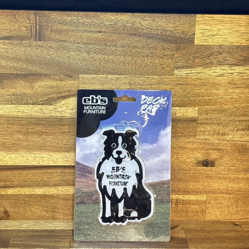■ 商品について EBS STOMP DOGは、スノーボードのデッキ面に貼って使用する滑り止め用デッキパッドです。 リフト降り場や片足を外して移動する時に、後ろ足をボードの上に置きやすくし、足元のグリップをサポートします。 スノーボード初心者の方はもちろん、デッキ面にデザイン性のあるアクセントを加えたい方にもおすすめです。 本商品はスノーボード用デッキパッドです。デッキ、バインディング、その他パーツは付属しません。 ■ 商品の特徴 DOGモチーフのデザインが特徴の、見た目にも楽しいスノーボード用デッキパッドです。 シンプルな透明パッドや丸型パッドとは違い、ボードのデッキ面に貼るだけでステッカー感覚のアクセントとしても楽しめます。 WHITEカラーはボードに合わせやすく、かわいさと実用性を両立したい方におすすめです。 約80×130mmのサイズ感で存在感があり、片足スケーティング時やリフト降り場での足置き補助に使いやすいアイテムです。 裏面は貼り付けタイプのため、ボードのデッキ面に直接貼って使用できます。 貼り付け前には、ボード表面の水分・汚れ・油分をしっかり拭き取り、よく乾かしてから貼り付けてください。 本商品は、完全に滑らなくするものではなく、片足移動時のグリップをサポートするためのアイテムです。 貼り付け後はしっかり圧着し、安定するまで時間を置いてから使用することをおすすめします。 ■ 検索ワード EBS eb's エビス STOMP DOG 4300508 WHITE ホワイト スノーボード デッキパッド デッキマット 滑り止め グリップパッド TPU 犬 DOG ドッグ リフト降り場 片足スケーティング スノボ 小物 アクセサリー ご購入前に必ずご確認ください 当店の商品ページをご覧いただき、誠にありがとうございます。 安心してお買い物いただくため、ご注文前に下記内容を必ずご確認ください。 ■ 商品画像・カラー・仕様について 本商品は、商品画像・商品説明・メーカー資料・カタログ画像等に基づいて販売しております。 撮影環境やご使用のモニター設定により、実際の商品と色味・質感が異なって見える場合がございます。 また、メーカー都合により、掲載画像と実際にお届けする商品で、デザイン・カラー・仕様・ロゴ位置等が一部変更となる場合がございます。 これらはメーカー正規仕様の範囲内となり、使用に支障のないものについては不良品には該当いたしません。 ■ 在庫について 当店では、実店舗と通販在庫を共有しております。 在庫管理には十分注意しておりますが、ご購入のタイミングによっては売り切れとなる場合がございます。 万が一、在庫切れとなった場合は、代替商品のご提案、またはキャンセルのご連絡をさせていただきます。 ■ 海外ブランド製品について 海外ブランド製品は、製造工程や検品基準の違いにより、軽微な塗装ムラ・表面の点・微細な凹凸・小さな擦れ等が見られる場合がございます。 これらはメーカー基準内の仕様であり、通常使用に支障がないものについては不良品には該当いたしません。 ■ 価格について メーカー希望小売価格は、メーカーサイト・メーカー資料等に基づいて掲載しています。 ■ 展示品・アウトレット・特価商品について 当店では、メーカー希望小売価格より20％以上割引されている商品を「特価商品」として販売しております。 特価商品には、実店舗でのディスプレイ商品、旧モデル、型落ち商品、長期保管品、展示品等が含まれる場合がございます。 そのため、化粧箱や商品本体にキズ・擦れ・汚れ等が見られる場合がございます。 あらかじめ商品の特性をご理解いただいたうえでご注文ください。 ■ 加工作業について WAX加工やバインディング取付け作業を行う場合、作業工程上、専用バイスで商品を固定することがございます。 その際、商品表面に軽微なキズや跡が付く場合がございますが、使用に支障のないものについては不良品には該当いたしません。 ■ 返品・キャンセル・交換について ご注文確定後のキャンセル、内容変更、交換はお受けできません。 「イメージと違う」「サイズが合わない」「色味が思っていたものと違う」「デザインが異なるように感じる」「注文を間違えた」等、お客様都合による返品・交換はお受けしておりません。 商品不良・誤配送を除き、返品・交換はお受けできません。 特価商品、アウトレット商品、展示品、加工済み商品につきましても、お客様都合による返品・交換はお受けできません。 上記内容をご確認・ご了承のうえ、ご注文をお願いいたします。