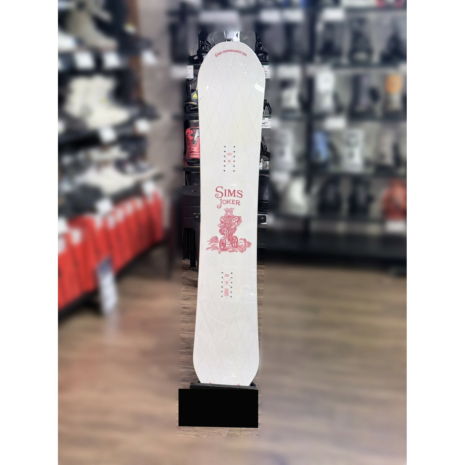 SIMS JOKER JP LTD COLOR WHITE 148cm SIMS（シムス）のフリースタイルスノーボード「JOKER」。 今回の商品は24-25モデル、日本限定カラーのWHITE、148cmです。 JOKERは、扱いやすさと反発力をバランス良く組み合わせたツインチップのフリースタイルボード。“M” POP CAMBERとTHE DUAL TWIN TIPを採用し、トリックを仕掛けやすい操作性と、踏み込んだ際の安定感・反発を両立しています。 グラトリやジブ、パークはもちろん、ゲレンデでのフリーランまで幅広く楽しみたいライダーにおすすめです。 レイヤーにはI CARBON LITEを採用。柔らかく扱いやすい乗り味を活かしながら、トリックやターンに必要なレスポンスとポップをプラスしています。 さらにFLEXIBLE THINによってノーズ・テール側のスイングウェイトを抑え、スピンや連続したトリックにも対応しやすい設計です。 商品の特徴 24-25 WHITEはJP LTD / 日本限定カラー 扱いやすい“M” POP CAMBER 前後を使いやすいTHE DUAL TWIN TIP 反発とレスポンスを補うI CARBON LITE スイングウェイトを抑えるFLEXIBLE THIN 扱いやすいフレックスを構成するBI-TEX グラトリ、ジブ、パーク、フリーランに対応 商品仕様 ブランドSIMS / シムス モデルJOKER / ジョーカー シーズン24-25 / 2024-2025 カラーWHITE / ホワイト カラー仕様JP LTD / 日本限定カラー サイズ148cm ベンド“M” POP CAMBER シェイプTHE DUAL TWIN TIP コアMOD 1 ベースSTANDARD チップテックFLEXIBLE THIN ファイバーグラスBI-TEX レイヤーI CARBON LITE 主な用途グラトリ、ジブ、パーク、フリーラン JAN4570035282833 グラトリだけでなくパークやフリーランまで1本で楽しみたい方、ツイン形状の扱いやすいボードを探している方、日本限定WHITEを選びたい方におすすめです。 ※本商品は24-25モデルのWHITE JP LTD COLORです。 ※スノーボード板単品の商品です。ビンディングは付属しません。 ※ソールの配色や細かなデザインには個体差がある場合があります。 ※商品の色は撮影環境やモニター設定により実物と異なって見える場合があります。