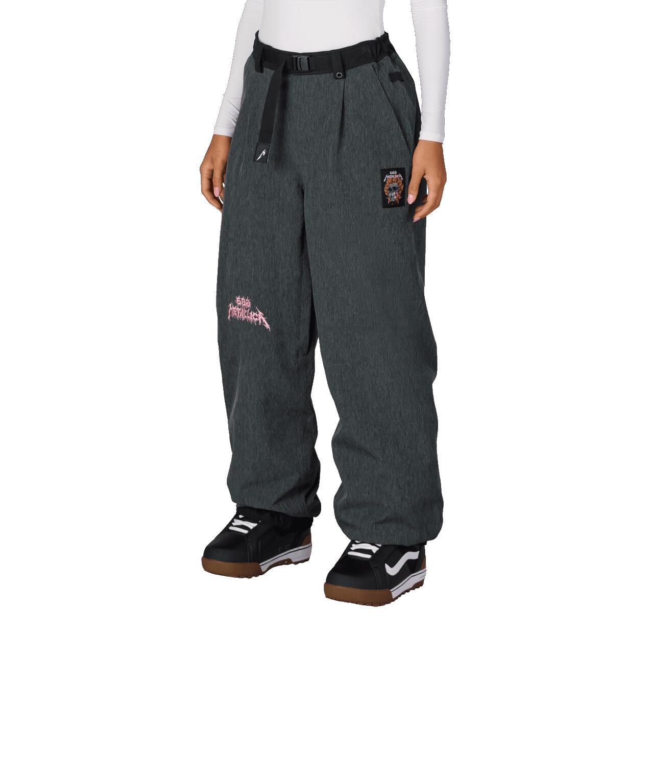 商品について26-27 686 W METALLICA BURNING SKULL SHELL PANT スノーボードウェア 日本正規品26-27 686 W METALLICA BURNING SKULL SHELL PANTは、METALLICA BURNING SKULLの世界観と、ブラックデニム調の表情を組み合わせたレディースシェルパンツです。主な特徴・2レイヤーinfiDRY 10K防水・透湿素材とPFASフリーDWRを採用・内股ベンチレーション、裾のエラスティックカフ、ジャケット連結機能を装備・フルシームテープ、ブーツゲイター、伸縮ウエストとウェビングベルトを備えた設計こんな方におすすめデニムのような見た目を楽しみながら、雪山用シェルパンツとしての機能も妥協したくない方に向いています。選び方・お手入れブラックデニム調素材は光や毛並みで色の見え方が変わります。シェルモデルのため保温はインナーで調整してください。カラー・サイズ・仕様カラー：Metallica BlackDenimサイズ：Mブランド：686年式：26-27モデル：W METALLICA BURNING SKULL SHELL PANT商品種別：スノーボードウェア検索ワード686 W METALLICA BURNING SKULL SHELL PANT スノーボードウェア Metallica BlackDenim M ご購入前に必ずご確認ください 当店の商品ページをご覧いただき、誠にありがとうございます。 安心してお買い物いただくため、ご注文前に下記内容を必ずご確認ください。 ■ 商品画像・カラー・仕様について 本商品は、商品画像・商品説明・メーカー資料・カタログ画像等に基づいて販売しております。 撮影環境やご使用のモニター設定により、実際の商品と色味・質感が異なって見える場合がございます。 また、メーカー都合により、掲載画像と実際にお届けする商品で、デザイン・カラー・仕様・ロゴ位置等が一部変更となる場合がございます。 これらはメーカー正規仕様の範囲内となり、使用に支障のないものについては不良品には該当いたしません。 ■ 在庫について 当店では、実店舗と通販在庫を共有しております。 在庫管理には十分注意しておりますが、ご購入のタイミングによっては売り切れとなる場合がございます。 万が一、在庫切れとなった場合は、代替商品のご提案、またはキャンセルのご連絡をさせていただきます。 ■ 海外ブランド製品について 海外ブランド製品は、製造工程や検品基準の違いにより、軽微な塗装ムラ・表面の点・微細な凹凸・小さな擦れ等が見られる場合がございます。 これらはメーカー基準内の仕様であり、通常使用に支障がないものについては不良品には該当いたしません。 ■ 価格について メーカー希望小売価格は、メーカーサイト・メーカー資料等に基づいて掲載しています。 ■ 展示品・アウトレット・特価商品について 当店では、メーカー希望小売価格より20％以上割引されている商品を「特価商品」として販売しております。 特価商品には、実店舗でのディスプレイ商品、旧モデル、型落ち商品、長期保管品、展示品等が含まれる場合がございます。 そのため、化粧箱や商品本体にキズ・擦れ・汚れ等が見られる場合がございます。 あらかじめ商品の特性をご理解いただいたうえでご注文ください。 ■ 加工作業について WAX加工やバインディング取付け作業を行う場合、作業工程上、専用バイスで商品を固定することがございます。 その際、商品表面に軽微なキズや跡が付く場合がございますが、使用に支障のないものについては不良品には該当いたしません。 ■ 返品・キャンセル・交換について ご注文確定後のキャンセル、内容変更、交換はお受けできません。 「イメージと違う」「サイズが合わない」「色味が思っていたものと違う」「デザインが異なるように感じる」「注文を間違えた」等、お客様都合による返品・交換はお受けしておりません。 商品不良・誤配送を除き、返品・交換はお受けできません。 特価商品、アウトレット商品、展示品、加工済み商品につきましても、お客様都合による返品・交換はお受けできません。 上記内容をご確認・ご了承のうえ、ご注文をお願いいたします。