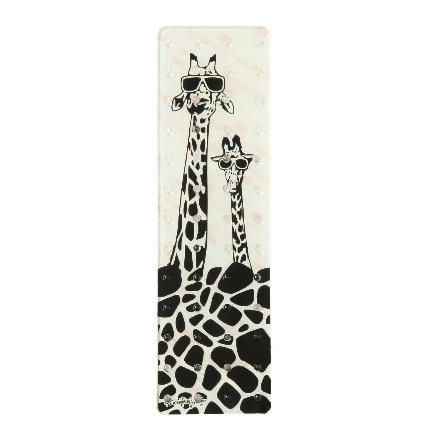 リフトの乗り降りやスケーティングで後ろ足の置き場が滑りやすいと感じる方へ。eb's「STOMP GIRAFFE」は、キリンの縦長シルエットで片足操作を支えるTPU製デッキパッドです。ボード上で高さを生かせるGIRAFFEデザインをボード上のアクセントとして楽しみながら、バインディングを外した片足操作時にブーツを置く位置へグリップを加えます。 「STOMP GIRAFFE」の主な仕様は、TPU素材、サイズ60×208mm、縦長のキリン形状、モデル固有の表面形状。TPU製の本体とモデル固有の表面形状がブーツソールへ触れ、平坦な場所での移動やリフト降車時に後ろ足を添えやすくします。モデル固有の輪郭そのものがデザインになるため、四角い汎用パッドとは異なり、グラフィックを隠しすぎずにカスタム感を加えられるのが魅力です。 ボード上で高さを生かせるGIRAFFEデザインは、ボードを立て掛けたときにも見分けやすいポイントです。貼る前に実際のスタンスで前足を固定し、後ろ足を自然に置く位置を確認してください。センター寄りか、後ろ足バインディング寄りかで使いやすさが変わるため、見た目だけで位置を決めないことが大切です。 「STOMP GIRAFFE」の本商品のカラーはGiraffe。Giraffeの配色を生かし、装備の中でモデル固有のデザインを楽しめる一品です。記載寸法も確認し、ボードのトップシート、バインディング間隔、普段の足位置へ収まるかを仮置きして判断してください。柄の向きはボードグラフィックとのつながりを見ながら決めると、機能と見た目を両立しやすくなります。 「STOMP GIRAFFE」を貼る前に、貼付面の雪、水分、油分、ワックスかすを取り除き、完全に乾かしてから圧着してください。装着後は接着面が安定するまで時間を置き、使用前に端の浮きや剥がれがないか確認します。本品は片足操作を補助するパーツであり、転倒を防ぐものではありません。トップシートの凹凸や表面加工によって貼り付き方が変わる場合があります。 ご購入前に必ずご確認ください 当店の商品ページをご覧いただき、誠にありがとうございます。 安心してお買い物いただくため、ご注文前に下記内容を必ずご確認ください。 ■ 商品画像・カラー・仕様について 本商品は、商品画像・商品説明・メーカー資料・カタログ画像等に基づいて販売しております。 撮影環境やご使用のモニター設定により、実際の商品と色味・質感が異なって見える場合がございます。 また、メーカー都合により、掲載画像と実際にお届けする商品で、デザイン・カラー・仕様・ロゴ位置等が一部変更となる場合がございます。 これらはメーカー正規仕様の範囲内となり、使用に支障のないものについては不良品には該当いたしません。 ■ 在庫について 当店では、実店舗と通販在庫を共有しております。 在庫管理には十分注意しておりますが、ご購入のタイミングによっては売り切れとなる場合がございます。 万が一、在庫切れとなった場合は、代替商品のご提案、またはキャンセルのご連絡をさせていただきます。 ■ 海外ブランド製品について 海外ブランド製品は、製造工程や検品基準の違いにより、軽微な塗装ムラ・表面の点・微細な凹凸・小さな擦れ等が見られる場合がございます。 これらはメーカー基準内の仕様であり、通常使用に支障がないものについては不良品には該当いたしません。 ■ 価格について メーカー希望小売価格は、メーカーサイト・メーカー資料等に基づいて掲載しています。 ■ 展示品・アウトレット・特価商品について 当店では、メーカー希望小売価格より20％以上割引されている商品を「特価商品」として販売しております。 特価商品には、実店舗でのディスプレイ商品、旧モデル、型落ち商品、長期保管品、展示品等が含まれる場合がございます。 そのため、化粧箱や商品本体にキズ・擦れ・汚れ等が見られる場合がございます。 あらかじめ商品の特性をご理解いただいたうえでご注文ください。 ■ 加工作業について WAX加工やバインディング取付け作業を行う場合、作業工程上、専用バイスで商品を固定することがございます。 その際、商品表面に軽微なキズや跡が付く場合がございますが、使用に支障のないものについては不良品には該当いたしません。 ■ 返品・キャンセル・交換について ご注文確定後のキャンセル、内容変更、交換はお受けできません。 「イメージと違う」「サイズが合わない」「色味が思っていたものと違う」「デザインが異なるように感じる」「注文を間違えた」等、お客様都合による返品・交換はお受けしておりません。 商品不良・誤配送を除き、返品・交換はお受けできません。 特価商品、アウトレット商品、展示品、加工済み商品につきましても、お客様都合による返品・交換はお受けできません。 上記内容をご確認・ご了承のうえ、ご注文をお願いいたします。
