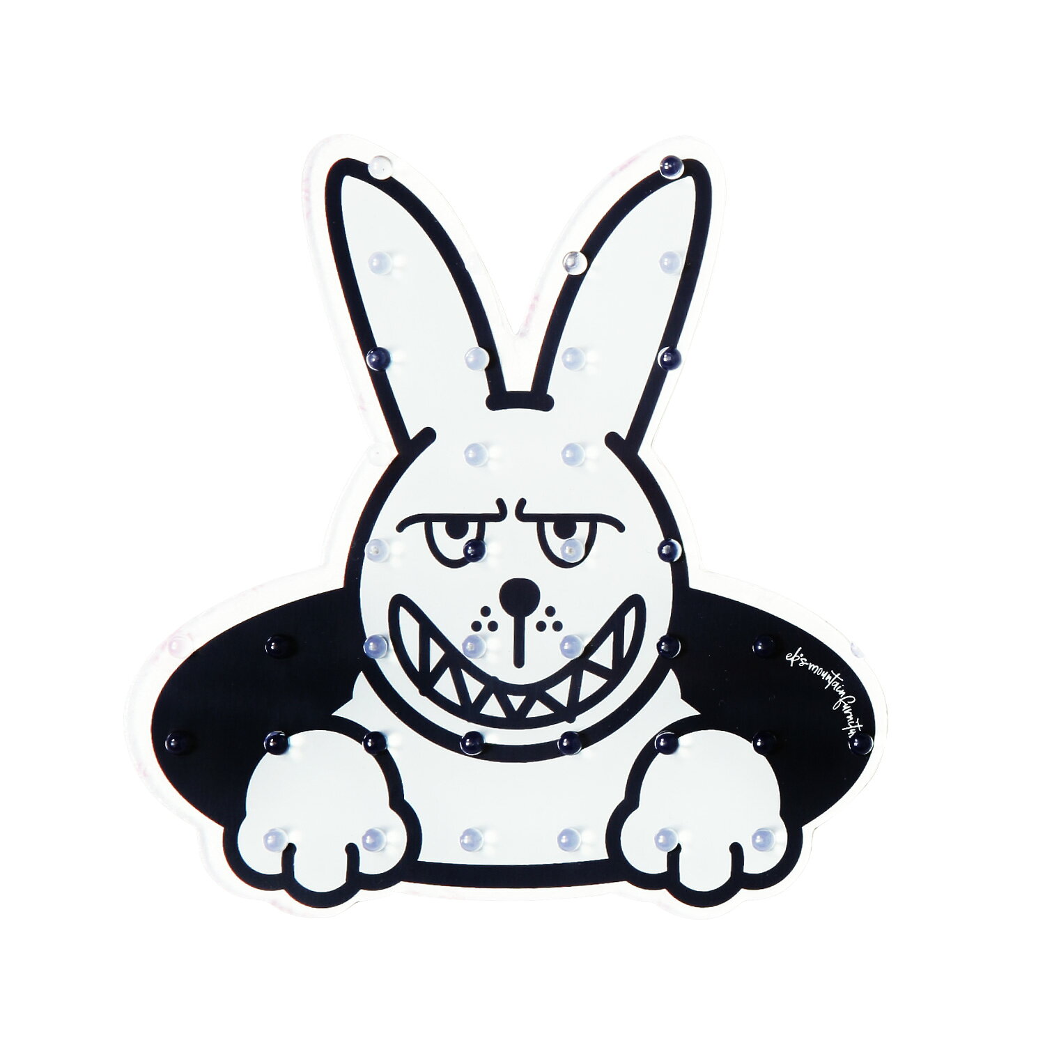 リフトの乗り降りやスケーティングで後ろ足の置き場が滑りやすいと感じる方へ。eb's「STOMP RABBIT」は、ウサギの表情を大きく描き、片足操作を支えるTPU製デッキパッドです。耳と表情が目を引くRABBITデザインをボード上のアクセントとして楽しみながら、バインディングを外した片足操作時にブーツを置く位置へグリップを加えます。 「STOMP RABBIT」の主な仕様は、TPU素材、サイズ125×130mm、ウサギ形状、モデル固有の表面形状。TPU製の本体とモデル固有の表面形状がブーツソールへ触れ、平坦な場所での移動やリフト降車時に後ろ足を添えやすくします。モデル固有の輪郭そのものがデザインになるため、四角い汎用パッドとは異なり、グラフィックを隠しすぎずにカスタム感を加えられるのが魅力です。 耳と表情が目を引くRABBITデザインは、ボードを立て掛けたときにも見分けやすいポイントです。貼る前に実際のスタンスで前足を固定し、後ろ足を自然に置く位置を確認してください。センター寄りか、後ろ足バインディング寄りかで使いやすさが変わるため、見た目だけで位置を決めないことが大切です。 「STOMP RABBIT」の本商品のカラーはRabbit。Rabbitの配色を生かし、装備の中でモデル固有のデザインを楽しめる一品です。記載寸法も確認し、ボードのトップシート、バインディング間隔、普段の足位置へ収まるかを仮置きして判断してください。柄の向きはボードグラフィックとのつながりを見ながら決めると、機能と見た目を両立しやすくなります。 「STOMP RABBIT」を貼る前に、貼付面の雪、水分、油分、ワックスかすを取り除き、完全に乾かしてから圧着してください。装着後は接着面が安定するまで時間を置き、使用前に端の浮きや剥がれがないか確認します。本品は片足操作を補助するパーツであり、転倒を防ぐものではありません。トップシートの凹凸や表面加工によって貼り付き方が変わる場合があります。 ご購入前に必ずご確認ください 当店の商品ページをご覧いただき、誠にありがとうございます。 安心してお買い物いただくため、ご注文前に下記内容を必ずご確認ください。 ■ 商品画像・カラー・仕様について 本商品は、商品画像・商品説明・メーカー資料・カタログ画像等に基づいて販売しております。 撮影環境やご使用のモニター設定により、実際の商品と色味・質感が異なって見える場合がございます。 また、メーカー都合により、掲載画像と実際にお届けする商品で、デザイン・カラー・仕様・ロゴ位置等が一部変更となる場合がございます。 これらはメーカー正規仕様の範囲内となり、使用に支障のないものについては不良品には該当いたしません。 ■ 在庫について 当店では、実店舗と通販在庫を共有しております。 在庫管理には十分注意しておりますが、ご購入のタイミングによっては売り切れとなる場合がございます。 万が一、在庫切れとなった場合は、代替商品のご提案、またはキャンセルのご連絡をさせていただきます。 ■ 海外ブランド製品について 海外ブランド製品は、製造工程や検品基準の違いにより、軽微な塗装ムラ・表面の点・微細な凹凸・小さな擦れ等が見られる場合がございます。 これらはメーカー基準内の仕様であり、通常使用に支障がないものについては不良品には該当いたしません。 ■ 価格について メーカー希望小売価格は、メーカーサイト・メーカー資料等に基づいて掲載しています。 ■ 展示品・アウトレット・特価商品について 当店では、メーカー希望小売価格より20％以上割引されている商品を「特価商品」として販売しております。 特価商品には、実店舗でのディスプレイ商品、旧モデル、型落ち商品、長期保管品、展示品等が含まれる場合がございます。 そのため、化粧箱や商品本体にキズ・擦れ・汚れ等が見られる場合がございます。 あらかじめ商品の特性をご理解いただいたうえでご注文ください。 ■ 加工作業について WAX加工やバインディング取付け作業を行う場合、作業工程上、専用バイスで商品を固定することがございます。 その際、商品表面に軽微なキズや跡が付く場合がございますが、使用に支障のないものについては不良品には該当いたしません。 ■ 返品・キャンセル・交換について ご注文確定後のキャンセル、内容変更、交換はお受けできません。 「イメージと違う」「サイズが合わない」「色味が思っていたものと違う」「デザインが異なるように感じる」「注文を間違えた」等、お客様都合による返品・交換はお受けしておりません。 商品不良・誤配送を除き、返品・交換はお受けできません。 特価商品、アウトレット商品、展示品、加工済み商品につきましても、お客様都合による返品・交換はお受けできません。 上記内容をご確認・ご了承のうえ、ご注文をお願いいたします。