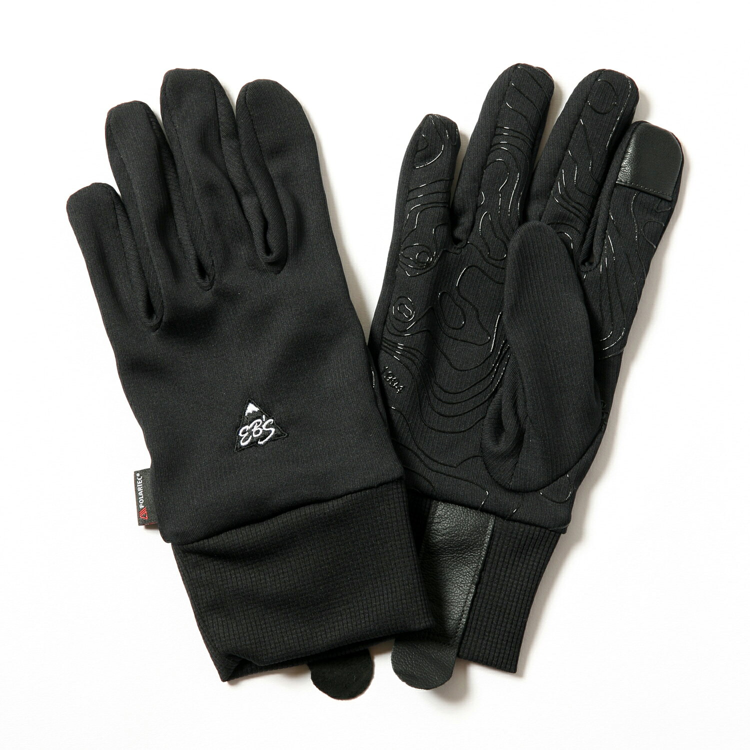 eb’s「POLARTEC GRID INNER 【LIGHT WARM】」は、POLARTEC POWER GRIDを薄手に仕上げた、軽快なグローブインナーです。アウター内の窮屈さを抑え、適度な暖かさを加えたい方に向け、手持ちのアウターへ重ね、気温や発汗に合わせて手元を調整できます。 格子状のPOLARTEC POWER GRIDを使用し、厚みを抑えながら保温を補助します。掌にシリコングリッププリントを配置しています。装着したままタッチパネルを操作できます。SM・MLの2サイズを展開しています。 朝は冷え込んでいても、滑走を重ねると手の中に汗がたまりやすくなります。POLARTEC GRID INNER 【LIGHT WARM】は、アウターグローブだけでは調整しにくい暖かさや肌触りを内側から整えたいときに使えるアイテムです。休憩時にインナーだけで細かな操作をしたい場面や、連日の滑走で交換用を用意したい場合にも取り入れやすくなっています。 ご購入前に必ずご確認ください 当店の商品ページをご覧いただき、誠にありがとうございます。 安心してお買い物いただくため、ご注文前に下記内容を必ずご確認ください。 ■ 商品画像・カラー・仕様について 本商品は、商品画像・商品説明・メーカー資料・カタログ画像等に基づいて販売しております。 撮影環境やご使用のモニター設定により、実際の商品と色味・質感が異なって見える場合がございます。 また、メーカー都合により、掲載画像と実際にお届けする商品で、デザイン・カラー・仕様・ロゴ位置等が一部変更となる場合がございます。 これらはメーカー正規仕様の範囲内となり、使用に支障のないものについては不良品には該当いたしません。 ■ 在庫について 当店では、実店舗と通販在庫を共有しております。 在庫管理には十分注意しておりますが、ご購入のタイミングによっては売り切れとなる場合がございます。 万が一、在庫切れとなった場合は、代替商品のご提案、またはキャンセルのご連絡をさせていただきます。 ■ 海外ブランド製品について 海外ブランド製品は、製造工程や検品基準の違いにより、軽微な塗装ムラ・表面の点・微細な凹凸・小さな擦れ等が見られる場合がございます。 これらはメーカー基準内の仕様であり、通常使用に支障がないものについては不良品には該当いたしません。 ■ 価格について メーカー希望小売価格は、メーカーサイト・メーカー資料等に基づいて掲載しています。 ■ 展示品・アウトレット・特価商品について 当店では、メーカー希望小売価格より20％以上割引されている商品を「特価商品」として販売しております。 特価商品には、実店舗でのディスプレイ商品、旧モデル、型落ち商品、長期保管品、展示品等が含まれる場合がございます。 そのため、化粧箱や商品本体にキズ・擦れ・汚れ等が見られる場合がございます。 あらかじめ商品の特性をご理解いただいたうえでご注文ください。 ■ 加工作業について WAX加工やバインディング取付け作業を行う場合、作業工程上、専用バイスで商品を固定することがございます。 その際、商品表面に軽微なキズや跡が付く場合がございますが、使用に支障のないものについては不良品には該当いたしません。 ■ 返品・キャンセル・交換について ご注文確定後のキャンセル、内容変更、交換はお受けできません。 「イメージと違う」「サイズが合わない」「色味が思っていたものと違う」「デザインが異なるように感じる」「注文を間違えた」等、お客様都合による返品・交換はお受けしておりません。 商品不良・誤配送を除き、返品・交換はお受けできません。 特価商品、アウトレット商品、展示品、加工済み商品につきましても、お客様都合による返品・交換はお受けできません。 上記内容をご確認・ご了承のうえ、ご注文をお願いいたします。