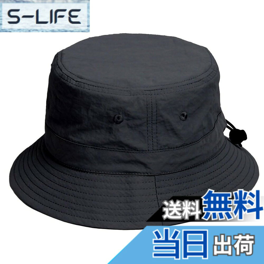 商品情報商品の説明主な仕様 シンプルでどんなスタイルにも合わせやすいポリエステルまたはナイロン素材（製造ロットによって異なります）のバケットハット。帽子の外側に頭周りのサイズ感が細かく調節ができるドローコード付き（約2cmサイズ調整ができます。）内側には取り外し可能な顎紐が付いているので、風で飛ぶ心配もありません折りたたんでもシワが出来にくいので、気軽にバッグなどに収納できるところも嬉しいポイントです。brM：58cm（56-58対応）　深さ：8.5-9.0cm　つばの長さ：5.0-5.5cm　/付属：あご紐付き　/すべてのサイズは5mmほど誤差があることもあります。　/サイズは外側についているゴムひもを絞ることで約2cmぐらいは縮めることが出来ます。