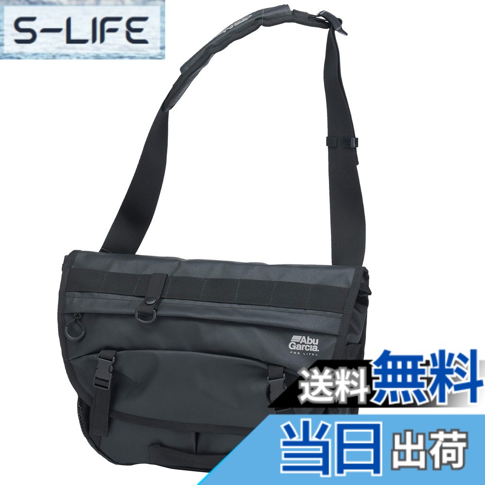 商品情報商品の説明タウンユースでも使えるデザイン性の高さと、フィッシングスタイルに対応した高機能を備えたメッセンジャー型フィッシングバッグ。 生地表面に防水性能が高いPVC加工を施した新色、コーティングブラックが追加。 ロゴには夜間に光を反射するリフレクタープリントを採用。 表生地は、強度と軽さのバランスがよい600デニールのポリエステル糸を織り上げ、 表面には劣化しにくく防水性能の高いPU加工を施した（完全防水ではありません）。 ワンタッチで長さ調節ができるショルダーベルトと厚手のパッドを備え、中身の出し入れもスムーズに行なえる。 身体にフィットさせることで疲れにくく動きやすい、まさにラン＆ガンスタイルの釣りにも最適だ。 左右どちらの肩に掛けられるデュアルストラップを採用。主な仕様 本体：ポリエステル100％●表面：PUコーティング●幅36mm●奥行9mm●高さ27mm●容量約8.5L