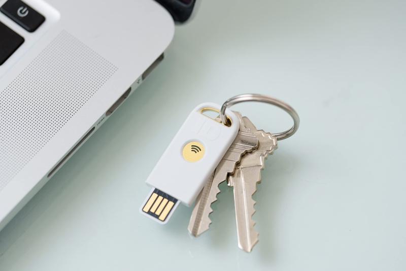 Identiv uTrust FIDO2 NFC セキュリティキー USB-A (FIDO、FIDO2、U2F、WebAuth)。