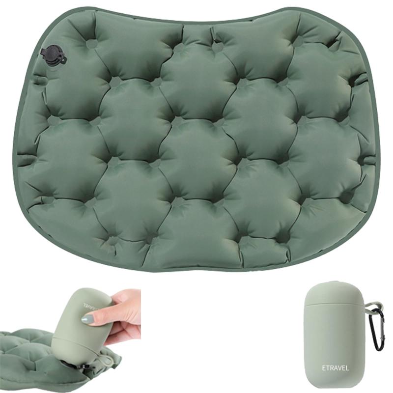 JYSFOVRLV エアークッション 2 イン 1 エアポンプ機能付き 折りたたみマット 登山カラビナ付き 収納後 11×6.2cm キャンプ座布団 アウトドア 飛行機用 体圧分散 レジャーシート