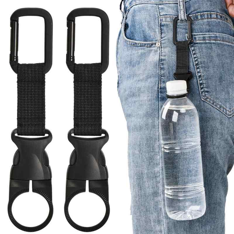 KAruim ペットボトルホルダー カラビナ付き 3個セット ドリンク ホルダー アウトドア 登山 キャンプ ハイキング 旅行 水分補給 着脱簡単 ブラツク【持ち運びに便利】旅先や外出するときに、持ち運び便利なペットボトルホルダーがあるなら、のどが渇くと飲料または飲水が便利。旅行やアウトドアスポーツに最適で、ペットボトルをどこに置くか悩むことなく、自由に楽しめます。ボトルをホルダーに取り付けるだけで、手軽に水分補給ができます。【使いやすい】ワンタッチで簡単にの着脱が可能。またカラビナ付きなので、ベルトやリュックの持ち手などにもかけてしっかり固定されています。【ペットボトルホルダー】コンパクトなサイズは、簡単に持ち運びます。水ボトルの端にあるリングをプラスチックボトルの上部に取り付けるだけで使用便利です。【適用範囲】これはアウトドアに欠かせない部品です。たとえば、犬の散歩時、アウトドアスポーツ、登山、キャンプ、ハイキング、自転車、クライミング旅行など。【高質量材質】金属の部分はアルミで作れて錆びにくく耐久性があり、縫製部分の布は強く糸を織って作って耐摩耗性、実用性があります。