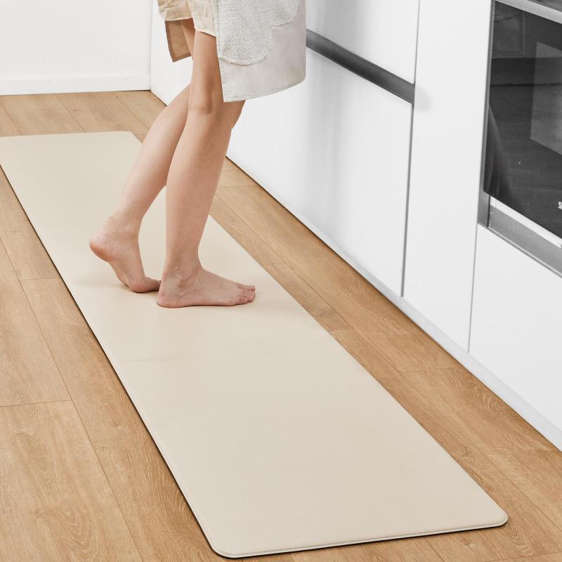 Deconovo キッチンマット PVC素材 撥水加工 滑り止め 洗濯不要 すべりにくさ 北欧 おしゃれ はっ水 無地 拭ける 厚さ8mm ずれない 台所 マット フカフカ 厚手 防汚