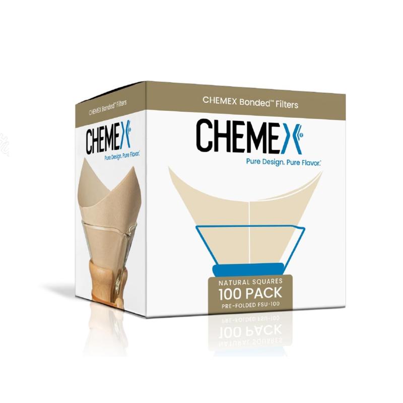Chemex コーヒーフィルター 結合円錐形 100枚ステップ1:CHEMEXフィルターを半分に折ります。 次に、もう一度半分に折り、2つの角を一緒にします。 3層目と4層目の間に指を置き、漏斗を開きます。ステップ2:漏斗をCHEMEXコーヒーメーカーの上部に置き、溝側に3層重ねます。 溝は通気口(および注ぎ口)で、コーヒーメーカーの下部から空気を逃がします。ステップ3:フィルターペーパーコーンにコーヒーを入れます。 コーヒー1杯につき山盛りの大さじ1杯を使用します(最初の淹れた後、必要に応じて個人の好みに合わせて調整してください)。 残りの手順については、醸造手順を参照してください。厚み:他社製品よりも20~30%厚く、特殊なファイバーフィルター設計により、苦い要素、油、粉をその場所に(そしてカップから外して)保ちます。CM-1、CM-1C、CM-1GHを除くすべてのCHEMEXコーヒーメーカーに適合します。