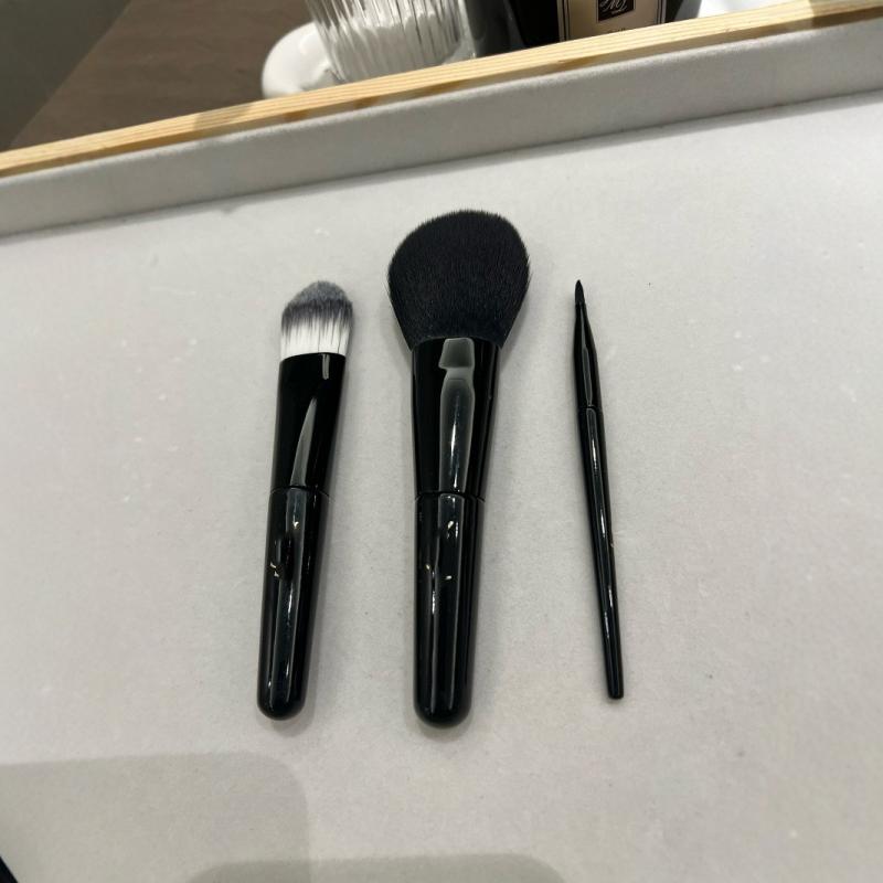 メイクブラシセット 3本セット 携帯用 化粧筆 ポーチ付き 持ち運び 腮紅ブラシ ファンデーションブラシ リップブラシ 旅行用 メイクアップ ツール 化粧道具 プロ仕様 ふんわり 柔らかい 高級感 収納ケース付き ブラシケース トラベルセット コンパクト slope-up-10146526 SLOPEUP パッケージ画像