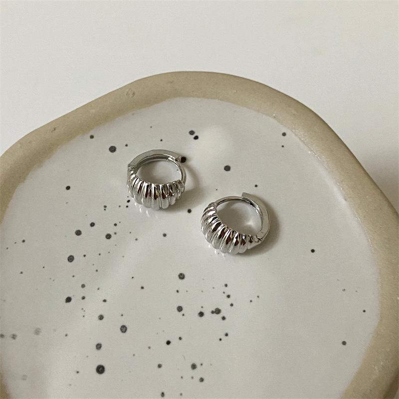 ピアス レディース スタッドピアス フープピアス クロワッサンモチーフ 小ぶり 丸型 円形 シンプル レトロ クラシック シルバー925 銀針 おしゃれ かわいい カジュアル デイリーユース アクセサリー ジュエリー 耳飾り 普段使い お出かけ 上品 高