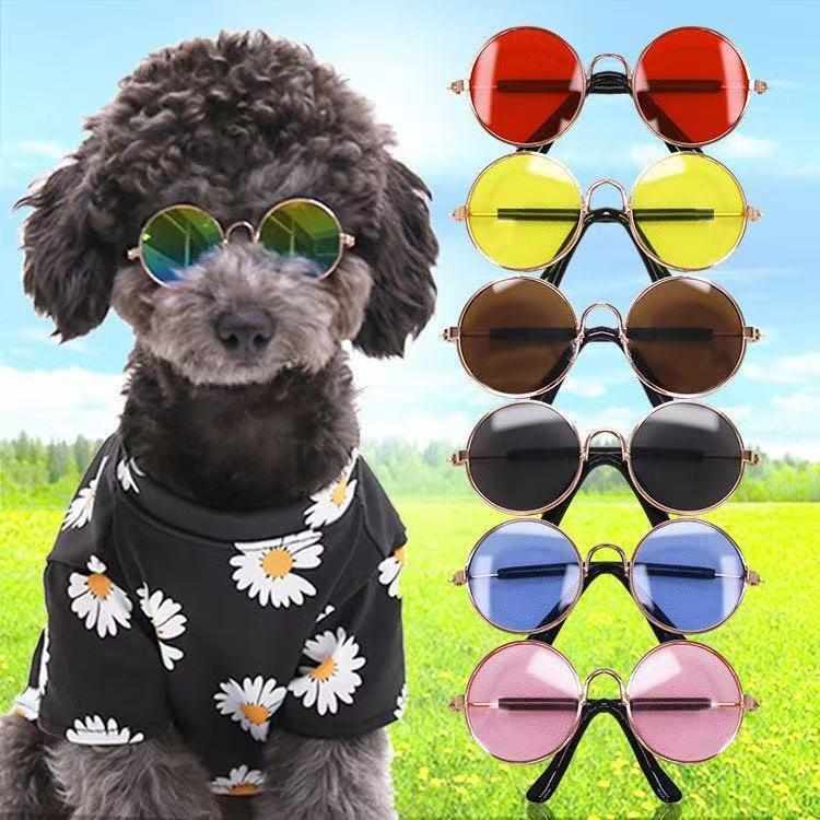 2個セットペット サングラス 犬猫用 ファッション 玩具 UVカット かわいい 軽量 調整可能・カテゴリ: ペットメガネ・種類: 猫メガネ・フレーム形状: フルフレーム・フレーム素材: 金属・レンズ素材: PC・UVカット: UV400・可視光透過率: 99.9%・カラー展開: 紫.レインボー.ゴールドグレー.ゴールドフレームホワイト.ゴールドミラー.ブルーミラー.レッドミラー.グリーンミラー.上ブルー下ピンク.ブラウン.イエロー.ピンク・スタイル: 個性.風.インフルエンサー風・適用シーン: 外出.ステージ.パーティー・適用性別: ユニセックス・サイズ展開: ペット