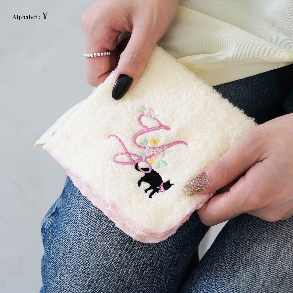 【最大50％OFFクーポン】ハンカチ レディース ギフト イニシャル 綿 キャラクター 猫 ねこ ネコ 可愛い かわいい 刺繍 白 小学生 大人 タオル 無撚糸 プレゼント 女性 slowfine-10006574 スロウファイン サンプル画像3
