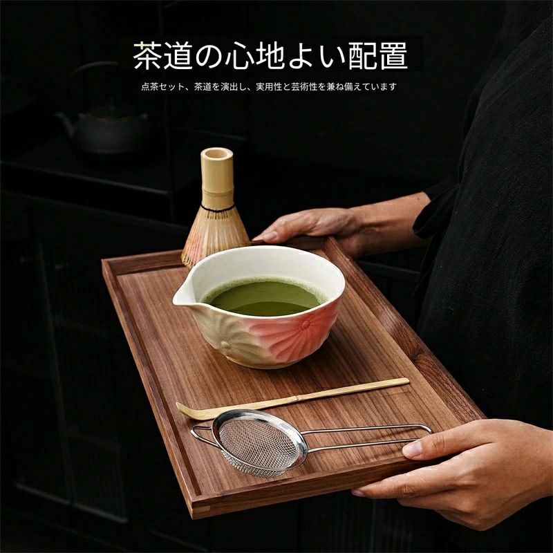 【商品の特徴】 初心者でも安心のフルセット：茶碗・茶筅・茶杓・ふるい・茶筅立ての 5 点が揃っているので、届いたその日から抹茶を点てられます。 可愛いピンク蓮柄デザイン：淡いピンクとグリーンのグラデーションが美しく、お部屋に置いてもおしゃれで、ギフトにも人気です。 使いやすさを追求した設計： 茶碗には注ぎ口が付いているので、抹茶ラテ作りにも便利です。 細かい竹歯の茶筅で、クリーミーな泡が簡単に立てられます。 茶筅立て付きで、使用後のお手入れも簡単、長く使えます。 本格的な茶道体験が自宅で：ふるいで抹茶粉をふるうことで、ダマにならず滑らかな抹茶が楽しめます。 【セット内容】 抹茶茶碗（蓮柄・注ぎ口付き）×1 竹製茶筅（保管ケース付き）×1 竹製茶杓 ×1 ステンレス製ふるい ×1 蓮柄茶筅立て ×1 専用ギフトボックス ×1 【こんな方におすすめ】 初めて抹茶を点ててみたい方 自宅で茶道体験を楽しみたい方 可愛いお茶道具を探している方 抹茶好きな方へのプレゼントをお探しの方 おしゃれなインテリアとしても使いたい方 【ご注意点】 手作り風の釉薬加工のため、色合いや柄の出方に個体差があります。 茶筅は竹製のため、強い力での使用や長時間の水浸けは避けてください。 電子レンジ・食洗機の使用は非推奨です。 4. キーワード最適化リスト（検索流入用） 抹茶セット 初心者 茶道具 お点前セット ギフト プレゼント 抹茶ラテ 自宅 茶道体験 茶碗 茶筅 茶杓 ふるい 可愛い おしゃれ ピンク 蓮柄 送料無料