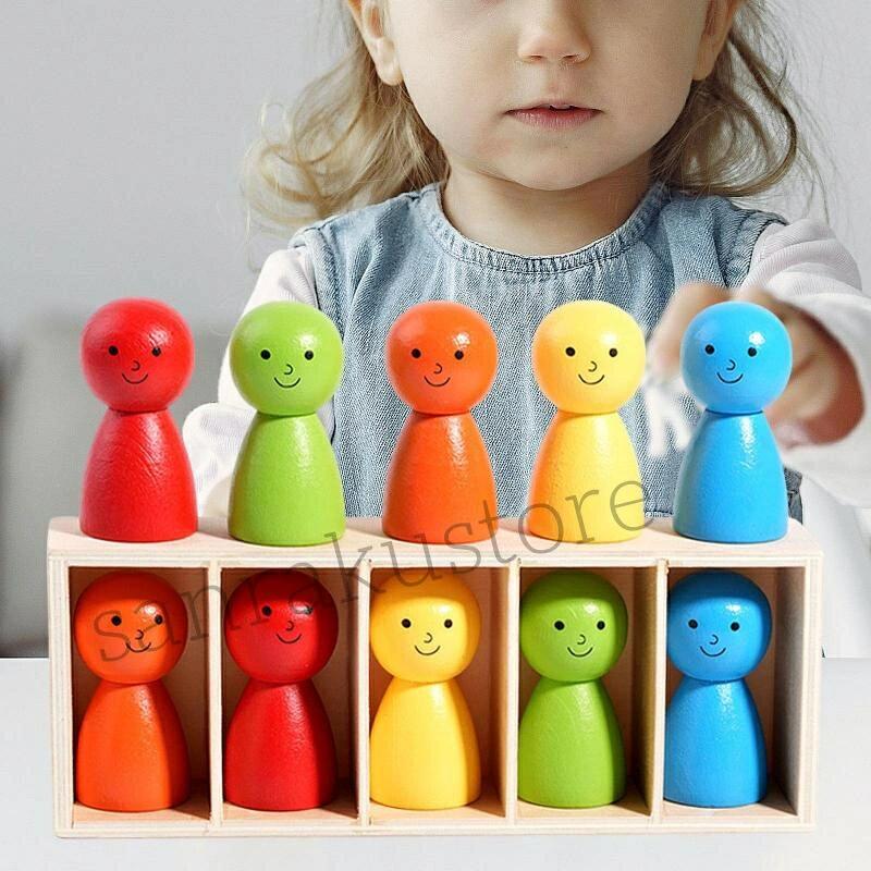 商品紹介 【商品名】 木製レインボー人形おもちゃ 10個セット 幼児向け ごっこ遊び 知育玩具 【材質】 木材 【サイズ】 人形：約3cm×6cm 木箱：約19.8cm×4cm×7.5cm 【用途】 ごっこ遊び、色分け遊び、親子遊び、室内遊び、幼児向け知育学習 【特徴】 ・カラフルなレインボーカラーで色の見分け・色彩認知を育てる ・集中力、論理的思考力、手と脳の協調性を養う知育設計 ・かわいい人形デザインで子供の興味を引きやすい ・木製素材を使用し、全体を丸みのある仕上げに加工 ・親子のコミュニケーションを深めるごっこ遊びに最適 【対象年齢】 3歳以上 【セット内容】 木製人形×10 木箱×1 【使用上の注意】 小さな部品がありますので、口に入れないようご注意ください。 手作業による測定のため、サイズに若干の誤差が生じる場合があります。