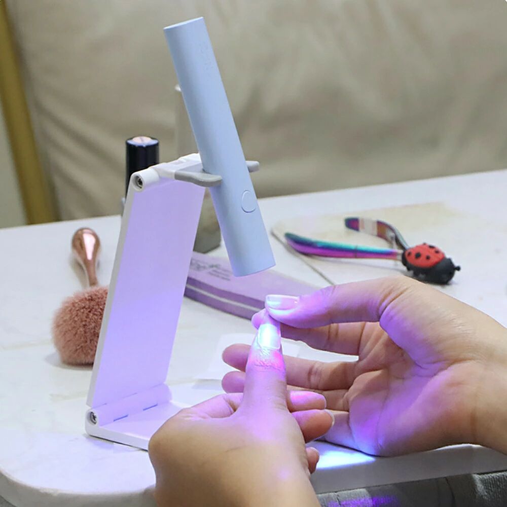 関連キーワード:3W UV LEDライト ネイルライト ポイント ネイルライト ジェルライト ハンディライト ledライト UVライト ネイルドライヤー マニキュア ネイルアート ネイルデザイン 仮硬化 シール フィルム セルフネイル セルフネイル ネイルケア 贈り物 ギフト バレンタイン 母の日 誕生日 家庭用 家族用 ペン型 LEDライトネイルライト UV-LED両用ライト LED＆UV ジェルネイルライト ジェルネイル用LED UVライト ライト 硬化のしやすさ ベストバイ ジェルネイル用ライト ジェルネイル乾燥機 プチトル ピュアシャインLED おすすめのジェルネイル用ライト ネイル道具商品サイズ(cm)11.3*1.9*1.9cm 重量約23g 消費電力3W 電池種別TYPE-C充電式 セット内容ネイルライト本体、TYPE-C充電ケーブル、ネイルライト専用スタンド、日本語取扱説明書 おすすめポイント【速乾＆二段階タイマー機能付き】高倍率凸レンズ搭載により、約385～415nmの波長の可視光線によってジェルを短時間で硬化させます。電源ボタンを1回押すと20秒、2回押すと60秒を設定できるため、パーツの固定や仮硬化といった用途に合わせて選べます。低温設計で熱さを感じにくく肌への負担も軽減。【折りたたみ式スタンド付き】便利なライトスタンド付きの片手でワンタッチで操作可能なハンディLEDライトです。両手を自由に使えて、ネイルチップやデコレーション作業もラクラク。プロ仕様のネイルアートが自宅で簡単に楽しめます。【コンパクト＆持ち運びラク】ネイルライト ペン型デザインで、わずか23gの超軽量設計。旅行や外出時もポケットやバッグにスッと収納でき、どこでも気軽にネイルを楽しめます。【USB充電＆長時間使用】コードレス＆USB充電式で、フル充電時には最大50回以上連続使用可能！モバイルバッテリーやPCからも充電OK。安定した出力で均一な硬化を実現。【幅広い対応＆贈り物にも◎】あらゆるジェルネイルポリッシュに対応し、UVレジンやビルダージェルの硬化にも最適。温度管理機能搭載で、過熱を防ぎながら安全に使用可能。おしゃれなデザインで、母の日誕生日記念日のプレゼントにもピッタリ♪関連キーワード:3W UV LEDライト ネイルライト ポイント ネイルライト ジェルライト ハンディライト ledライト UVライト ネイルドライヤー マニキュア ネイルアート ネイルデザイン 仮硬化 シール フィルム セルフネイル セルフネイル ネイルケア 贈り物 ギフト バレンタイン 母の日 誕生日 家庭用 家族用 ペン型 LEDライトネイルライト UV-LED両用ライト LED＆UV ジェルネイルライト ジェルネイル用LED UVライト ライト 硬化のしやすさ ベストバイ ジェルネイル用ライト ジェルネイル乾燥機 プチトル ピュアシャインLED おすすめのジェルネイル用ライト ネイル道具商品サイズ(cm)11.3*1.9*1.9cm 重量約23g 消費電力3W 電池種別TYPE-C充電式 セット内容ネイルライト本体、TYPE-C充電ケーブル、ネイルライト専用スタンド、日本語取扱説明書 おすすめポイント【速乾＆二段階タイマー機能付き】高倍率凸レンズ搭載により、約385～415nmの波長の可視光線によってジェルを短時間で硬化させます。電源ボタンを1回押すと20秒、2回押すと60秒を設定できるため、パーツの固定や仮硬化といった用途に合わせて選べます。低温設計で熱さを感じにくく肌への負担も軽減。【折りたたみ式スタンド付き】便利なライトスタンド付きの片手でワンタッチで操作可能なハンディLEDライトです。両手を自由に使えて、ネイルチップやデコレーション作業もラクラク。プロ仕様のネイルアートが自宅で簡単に楽しめます。【コンパクト＆持ち運びラク】ネイルライト ペン型デザインで、わずか23gの超軽量設計。旅行や外出時もポケットやバッグにスッと収納でき、どこでも気軽にネイルを楽しめます。【USB充電＆長時間使用】コードレス＆USB充電式で、フル充電時には最大50回以上連続使用可能！モバイルバッテリーやPCからも充電OK。安定した出力で均一な硬化を実現。【幅広い対応＆贈り物にも◎】あらゆるジェルネイルポリッシュに対応し、UVレジンやビルダージェルの硬化にも最適。温度管理機能搭載で、過熱を防ぎながら安全に使用可能。おしゃれなデザインで、母の日誕生日記念日のプレゼントにもピッタリ♪