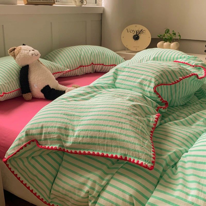 規格内容： セットA:1.2mベッド用/フラットシーツ(180*230cm)*1点+布団カバー(150*200cm)*1点+枕カバー(48*74cm)*1点 セットB:1.5m/1.8mベッド用/フラットシーツ(245*250cm)*1点+布団カバー(200*230cm)*1点+枕カバー(48*74cm)*2点 セットC:2.0mベッド用/フラットシーツ(245*270cm)*1点+布団カバー(220*240cm)*1点+枕カバー(48*74cm)*2点 セットD:1.5mベッド用/ボックスシーツ(150*200cm)*1点+布団カバー(200*230cm)*1点+枕カバー(48*74cm)*2点 セットE:1.8mベッド用/ボックスシーツ(180*200cm)*1点+布団カバー(200*230cm)*1点+枕カバー(48*74cm)*2点 単品:布団カバー(150*200cm) 単品:布団カバー(200*230cm) 単品:布団カバー(220*240cm) 商品説明 商品内容 寝具カバー 詳細情報 素材：綿100％ 生産国 中国 注意書き ※商品写真は、できる限り現品を再現するように画像処理などの補正を行っておりますが、ご利用のモニターや環境により差異が生じます。予めご了承ください。 ※生地の特性上、多少ニオイがある場合がございますが、日陰干しで数日干していただくか、あるいは数回ご使用していただく間に、 ニオイは気にならなくなります。 ※上記の数値は、実測によるものです。多少の誤差はご容赦ください。 ※仕様は予告なく変更される場合があります。（ご使用に差し支えない程度） 注意事項 ・お客様が通常と同じお買い物ステップで安心して海外の商品を購入できるよう、楽天市場から指定を受けた委託先である（株）コマースロボティクスが、当店の店舗運営業務を行います。 ・当店でご購入された商品は、原則として、「個人輸入」としての取り扱いになり、全て中国からお客様のもとへ直送されます。 ・個人輸入される商品は、全てご注文者自身の「個人使用・個人消費（日本に居住する者に寄贈される物で、当該寄贈を受ける者の個人的な使用に供される場合を含みます。）」が前提となります。第三者への譲渡・転売が法令で禁止されるもの（医薬品、医薬部外品、化粧品等を含みますが、これに限られません。）もございますのでご注意下さい。 ・通関時に関税・輸入消費税が課税される可能性があります。課税額はご注文時には確定しておらず、通関時に確定しますので、商品の受け取り時に着払いでお支払いください。詳細はこちらご確認下さい。 ・色がある場合、モニターの発色の具合によって実際のものと色が異なる場合がある。 ・ご注文後、10営業日以内に配送手続きをいたします。配送作業完了後、4〜7日程度でのお届けとなります。（商品によって納期が異なりますので、詳細は店舗までお問い合わせください。）規格内容： セットA:1.2mベッド用/フラットシーツ(180*230cm)*1点+布団カバー(150*200cm)*1点+枕カバー(48*74cm)*1点 セットB:1.5m/1.8mベッド用/フラットシーツ(245*250cm)*1点+布団カバー(200*230cm)*1点+枕カバー(48*74cm)*2点 セットC:2.0mベッド用/フラットシーツ(245*270cm)*1点+布団カバー(220*240cm)*1点+枕カバー(48*74cm)*2点 セットD:1.5mベッド用/ボックスシーツ(150*200cm)*1点+布団カバー(200*230cm)*1点+枕カバー(48*74cm)*2点 セットE:1.8mベッド用/ボックスシーツ(180*200cm)*1点+布団カバー(200*230cm)*1点+枕カバー(48*74cm)*2点 単品:布団カバー(150*200cm) 単品:布団カバー(200*230cm) 単品:布団カバー(220*240cm) 商品説明 商品内容 寝具カバー 詳細情報 素材：綿100％ 生産国 中国 注意書き ※商品写真は、できる限り現品を再現するように画像処理などの補正を行っておりますが、ご利用のモニターや環境により差異が生じます。予めご了承ください。 ※生地の特性上、多少ニオイがある場合がございますが、日陰干しで数日干していただくか、あるいは数回ご使用していただく間に、 ニオイは気にならなくなります。 ※上記の数値は、実測によるものです。多少の誤差はご容赦ください。 ※仕様は予告なく変更される場合があります。（ご使用に差し支えない程度） 注意事項 ・お客様が通常と同じお買い物ステップで安心して海外の商品を購入できるよう、楽天市場から指定を受けた委託先である（株）コマースロボティクスが、当店の店舗運営業務を行います。 ・当店でご購入された商品は、原則として、「個人輸入」としての取り扱いになり、全て中国からお客様のもとへ直送されます。 ・個人輸入される商品は、全てご注文者自身の「個人使用・個人消費（日本に居住する者に寄贈される物で、当該寄贈を受ける者の個人的な使用に供される場合を含みます。）」が前提となります。第三者への譲渡・転売が法令で禁止されるもの（医薬品、医薬部外品、化粧品等を含みますが、これに限られません。）もございますのでご注意下さい。 ・通関時に関税・輸入消費税が課税される可能性があります。課税額はご注文時には確定しておらず、通関時に確定しますので、商品の受け取り時に着払いでお支払いください。詳細はこちらご確認下さい。 ・色がある場合、モニターの発色の具合によって実際のものと色が異なる場合がある。 ・ご注文後、10営業日以内に配送手続きをいたします。配送作業完了後、4〜7日程度でのお届けとなります。（商品によって納期が異なりますので、詳細は店舗までお問い合わせください。）