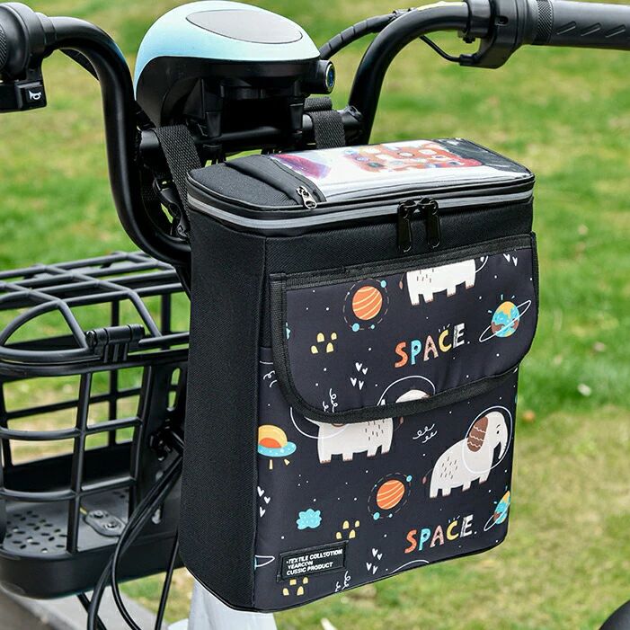 自転車フロントバッグ脱着式 収納 防水 バッグ フロント 大容量 荷物入れ 屋外 収納バッグ ハンドルバッグ 自転車に付けるバック 自転車に大容量の収納バッグが欲しい方に♪ "【自転車フロントバッグ】自転車に大容量の収納バッグが欲しい方に♪防水加工の自転車に付けるバックなので、屋外置きのママチャリや、雨の日も安心です。 【大きい収納】ここまでの大きい自転車バッグはなかなかありません！大きさと使いやすさが自慢です♪おしゃれな柄アリも選べます♪ 【様々な荷物入れ代わりに】荷台カゴ、収納ポーチ、収納ボックス、フロントバスケット、フロントポーチ、サイドバックをお探しの方にも。 ハンドルバッグ 【仕様サイズ】詳細は画像をご覧ください。" 5