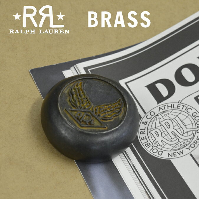 RRL (ダブルアールエル) Ralph Lauren ラルフローレン BRASS PAPERWEIGHT ペーパーウェイト 文鎮 アメリカ直営店買付の本物/正規品 サイズ（平置cm） ONESIZE(約直径5.8cm) ※多少の誤差はご了承ください。 素材/BRASS 状態/新品 真鍮素材を使用したペーパーウエイト。 両面にロゴ(ウイング+星)を落とし込んだデザイン。 エイジング加工が施されており、 アンティーク(ヴィンテージ)のような錆やカラーが魅力的なアイテム。■ ブランド説明 RRL / ダブルアールエル ラルフローレン夫妻のファーストネームを配しネーミングされたブランド ミリタリーを中心にヴィンテージスタイルからインスパイアされたアイテムは 古き良きアメリカを彷彿とさせ世界中のファンを魅了し続けています。 ■ アイテム説明 BRASS PAPERWEIGHT 真鍮素材を使用したペーパーウエイト。 両面にロゴ(ウイング+星)を落とし込んだデザイン。 エイジング加工が施されており、 アンティーク(ヴィンテージ)のような錆やカラーが魅力的なアイテム。 アイテム：BRASS PAPERWEIGHT 素材：BRASS カラー：ヴィンテージブラス 状態：新品 ※商品によっては紙タグ、プライスタグなどが取れてしまっている商品もございます。 ※お客様のPCモニターによって、実際の商品の色合いと異なって見える場合がございます。 予めご了承くださいませ。 ■ サイズ サイズ ONESIZE(約直径5.8cm) ※ 当店平置きにて採寸しております為、多少の誤差はご了承くださいませ。