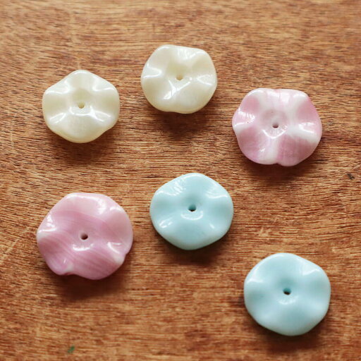 チャルカ チェコ製 ヴィンテージビーズ 2個セット フリルの花 【ビーズ 手芸 パーツ アクセサリー ハンドメイド 入園 女の子 かわいい】 【メール便対象品】 チャルカ チェコ製 ヴィンテージビーズ 2個セット フリルの花 【ビーズ 手芸 パーツ アクセサリー ハンドメイド 入園 女の子 かわいい】 【メール便対象品】