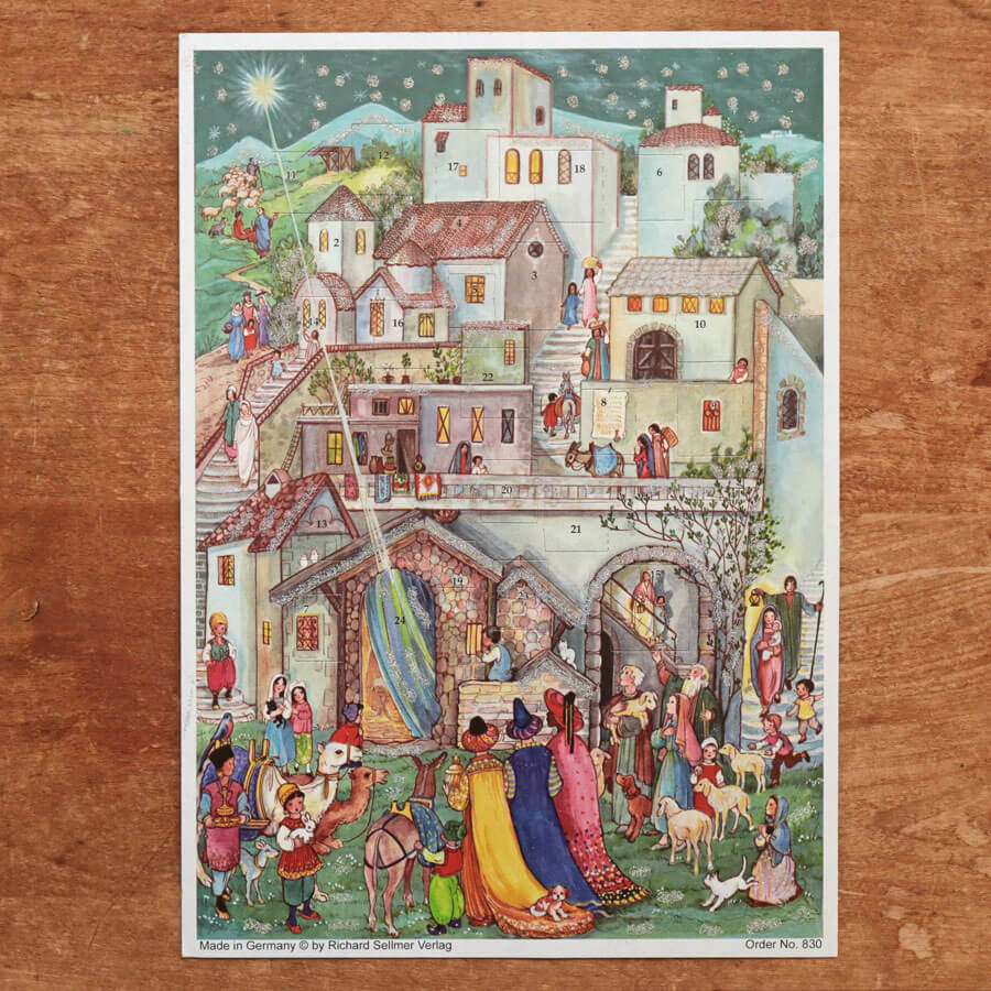 Size：21×29.7cm 素材：紙　ラメ付き ドイツ製 ●窓を開けて後ろから光をあてると 　ステンドグラスの様に色が浮かび上がります。 ●カレンダー全体にラメが施されています。 　ラメは手や衣服につきやすいです。 　ご注意ください。 ※紙製品のため、仕様に差し支えない範囲で 　多少の折れやシワ、凸凹がある場合がございます。 ※窓の中のイラストや文字などは仕様変更する場合がございます。 　画像はイメージとしてご参照ください。 アドベントカレンダー　商品一覧はこちら クリスマス　商品一覧はこちらクリスマスまでのカウントダウン♪ 美しいイラストが描かれたドイツ製のクリスマスアドベントカレンダー。 12月から1日ずつ、小さな窓に書かれた数字の日に空けていき、 クリスマスまでの日をカウントしていきます。 窓をあけるとクリスマスにまつわるかわいいイラストやメッセージが描かれています。 何が出てくるかは、その日までのお楽しみ♪ 開けた窓を光にかざすとステンドグラスのように美しく光ります。 すべて開け終わったあともインテリアとして楽しめますよ。 ワクワクしながらステキなクリスマスを迎えてくださいね。 クリスマスのアドベントカレンダーとは・・・？ アドベント（Advent）とは、イエス・キリストの誕生を待ち望む期間のこと。 「到来」を意味するラテン語のAdventusからきており、 日本語では「待降節」「降臨節」ともいいます。 待望のイエス・キリストの誕生日（＝クリスマス）までを カウントするためのカレンダーが「アドベント・カレンダー」で、 カード状のものは「アドベント・カード」とも言います。 また、北欧諸国では古代からの名残で「ユール・カレンダー」と呼ばれているそう。 アドベントの期間の数え方はキリスト教の宗派によって違いますが、 一般的には12月25日に最も近い日曜日から数えて4週間前の日曜日から始まります。 アドベントカレンダーも本来はそれに合致するものですが、 多くのものが12月1日～24日の期間になっています。 クリスマスアドベントカレンダー　商品一覧はこちら クリスマスアイテム　商品一覧はこちら