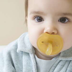 デンマーク NATURSUTTEN ナチュアスッテン 天然ゴム おしゃぶり バタフライ 歯科矯正型 新生児〜12ヶ月以上