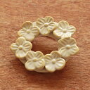 TOMI-kobo 陶器 ブローチ 白いお花のリース ジュエリー ハンドメイド アクセサリー レディース おしゃれ かわいい 母の日 オケージョン 入学式 入園...