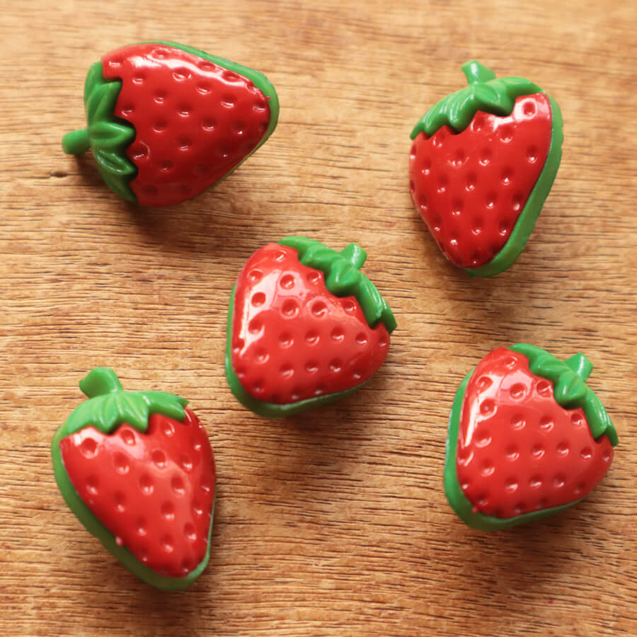 ボタン かわいい 手芸 輸入雑貨 入園 入学 女の子 男の子 ハンドメイド Totalitat トタリタット プラスチックボタン ストロベリー 5個 【メール便対象品】