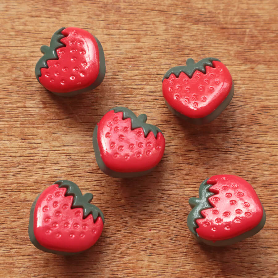 ボタン かわいい 手芸 輸入雑貨 入園 入学 女の子 男の子 ハンドメイド Totalitat トタリタット プラスチックボタン ストロベリー 5個 【メール便対象品】