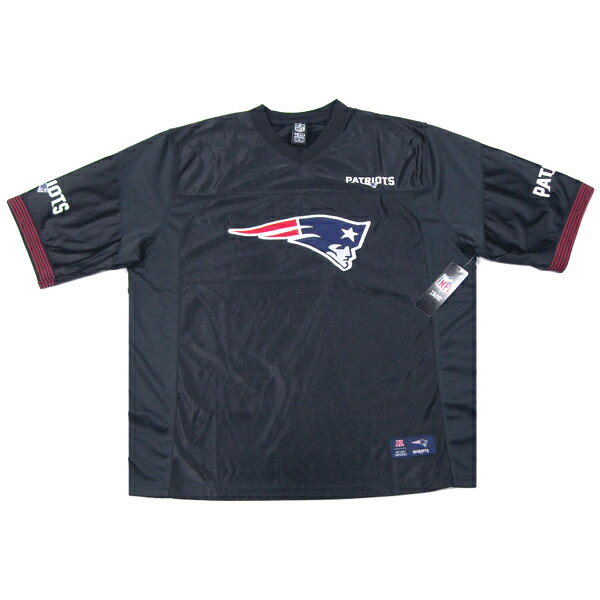 NFL OFFICIAL(公式ライセンス)のフットボールシャツになります。 ■US規格(海外限定) NFL New England Patriots ニューイングランド・ペイトリオッツ 今回のUS買い付けで、現地直接買付けならではの一品が入荷しました☆現地でも一気に品揃えが強化され、完全復活！猛烈にプッシュされているゲームジャージ☆コーディネートに取り入れやすい黒ベース☆光沢のあるジャージ素材と、袖の付け根＋サイドのメッシュ地を組み合わせ、リブは赤の5本ライン☆この素材感と配色がイカつい雰囲気でGOOD!!! 正面のチームロゴはツイルと刺繍をふんだんに使った凝った作り☆袖プリントとバックは若干盛り上がったゴム印風のプリント☆広い身幅と長い袖丈(35.5cm)のNFLらしいビッグシルエット☆デザイン・作り・シルエットとも言うことなしの好デザイン☆日本国内での流通は極わずかなため、自分だけの1枚として愛着を持ってお使い頂けると思います☆ ■素材 100% POLYESTER サイズ 着丈 身幅 XL 78.0cm 67.0cm INFOMATION ■問い合わせ先・榊(さかき)まで slyder@sunny.ocn.ne.jp 04-7162-0132 ■US買付期間中は約1週間、発送が行えません。 ※定休日のご確認をお願いします。