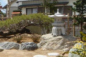 【送料無料】【代引不可】雪見灯篭(2尺・角型)【御影】庭石の上に飾るとより引き立ちます♪【日本庭園】【雪見灯篭】【坪庭】【雪見】【灯篭】【石灯篭】