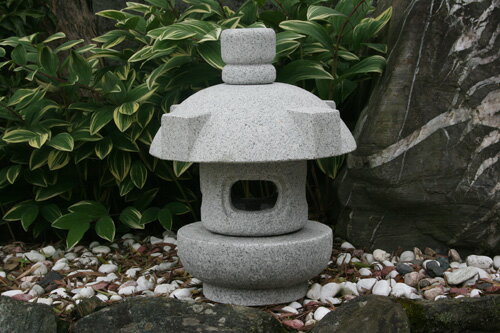 【送料無料】持ち運び簡単♪岬灯篭(1尺)(御影石)お庭のアクセントに!癒しの空間づくりに!玉砂利の上にも似合います!!