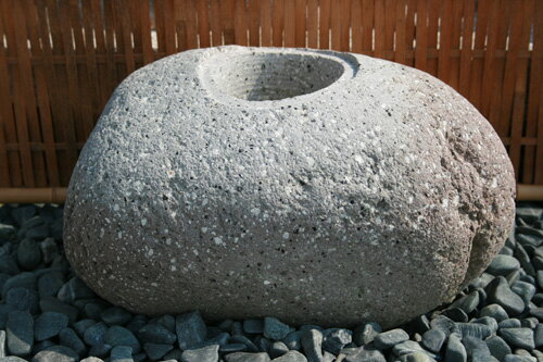 【送料無料】自然石で出来た“水鉢”【2】坪庭などに最適です＾＾【ガーデニング資材】筧などと組み合わせ ...