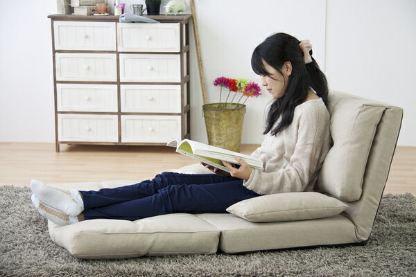 ●たっぷりのクッション性でフワっと体を包み込む “自分専用” ソファベッド。 ●【3Way】タイプなので、色々な “くつろぎポジション” にピッタリ対応。 ●【1Way】はフロアソファとしての定番使用。14段階のリクライニング機能付きなので、安定感のある使い心地です。 ●【2Way】は “カウチスタイル”。足を伸ばしたゆったりした姿勢なので、長い時間腰を落ち着けたい時に最適。更に 「こたつ」 と組み合わせて使えば、もう抜け出られない！？ やみつきの自分時間。 ●【3Way】は いつでも寝られる、究極のリラックススタイル “ベッドスタイル” 。背もたれ側のクッションと、座面側のクッションを開けばベッドスタイルに早変わり。足を伸ばして寝られるサイズなので、お昼寝などにも調度いいですね。 ゆったり、のんびり、リラックスするには必要不可欠な “背当てクッション” も、もちろんセットしてお届け。“ベッドタイプ” ごろ寝をする時には、プチ枕としても使えてとっても便利です。 商品サイズ：幅90×奥行66-120×高さ55×座面高26cm 材質：スチール/ポリエステル 生産国：中国 備考：完成品/14段階リクライニング ※北海道・沖縄・離島や一部地域は追加送料がかかりますので予めご了承下さい。 ※ご購入前に必ず当店の「お買い物ガイド」をご確認の上ご注文よろしくお願いいたします。 ワイドカックンリクライナー リクライナー 座椅子 フロアチェア ベージュ グレー フィット 折りたたみ コンパクト リクライニング おしゃれ かわいい チェック柄 ゆったり コーデュロイ かわいい おしゃれ 1人暮らし 背もたれ付き ベージュ グレー ふわふわ くつろぎ 楽 おおきい 1人暮らし リビング かわいい カラフル オレンジ グレー モダン カフェ ナチュラル 北欧 クラシック フェミニン インダストリアル スタイリッシュ デスク 寝室 パーソナル お手入れ簡単 在宅ワーク ワークスペース 仕事用 作業用 ヴィンテージ 北欧 寝室 脱衣所 洗面所 店舗 ショップ お店 ファッション コーディネート 引っ越し プレゼント 人気 おすすめ ポイント利用