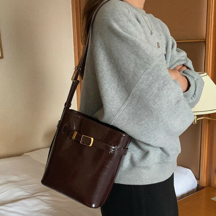 【最大2000円まとめクーポン利用可】斜め掛け バッグ 人気 使いやすい 高級感 おしゃれ シンプル トレンド ポッケト おしゃれな デザイン 耐久性 バンドル 必携 ショルダーバッグ 実用的 レディース