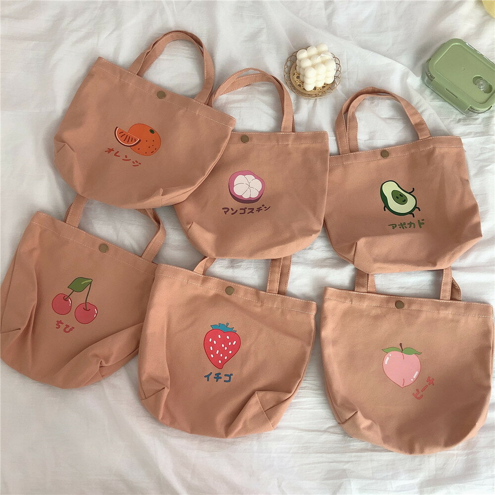 【最大2000円OFFクーポン有】帆布バッグ 水果 印花 手提 使いやすい ポッケト 人気 可愛い 韓小方包 軽量 耐久性 昼食用 お弁当 エコバッグ 純色 便利な おしゃれ デザイン バッグ