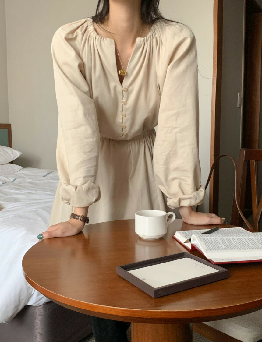 【最大2000円まとめクーポン利用可】エレガント ワンピース Vネック パフスリーブ ウエストマーク シェルボタン フェミニン 春着