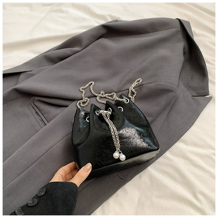 【P10&最大600円OFF】ショルダーバッグ 女性用 シルバー デザイン性 トレンド チェーン 斜め掛け 夏 皺取り バケツバッグ おしゃれ カジュアル ファッション アクセサリー 人気アイテム