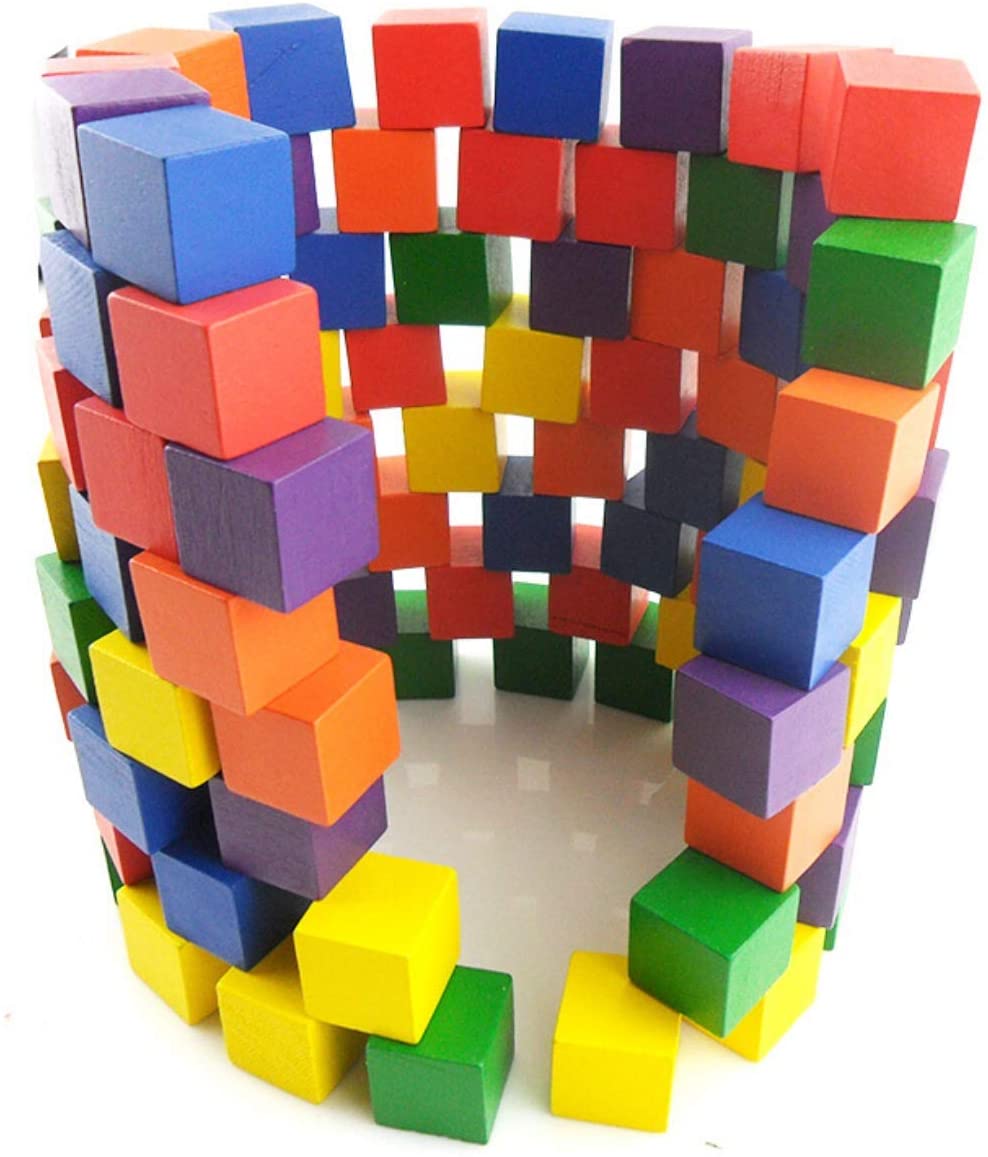 木の積み木は、色々なカタチを作ることができ お子様の自由な 発想力を楽しみながら鍛えてあげることができます。 素朴な天然素材が手と心に優しく 立方体のブロックなので、「積み上げる」「並べる」「加減乗除」が簡単に学べます。 ブロックサイズは2.0cm×2.0cmと小さめで、お使いに なりやすいサイズです。 グラデーションカラーが特徴のカラフルとシンプルな木目のベーシックからお選びいただけます。 立方体なので、サイコロ遊びにもお使いいただけます。付属のメッシュ巾着袋のお色は おまかせとなります。※ロットにより色の濃淡が多少異なる場合がございます。
