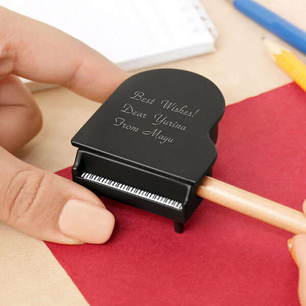 【名入れ】ピアノペンシルシャープナー 名入れ鉛筆削り 入学祝い ピアニストや音楽家の贈り物 誕生日 結婚祝い 記念日 ギフト プレゼント 還暦 刻印 創立 表彰...