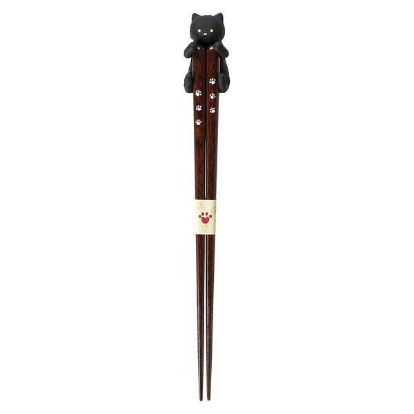 ギフト対応愛らしい足跡のイラストの入った箸と、かわいい猫がお箸をだっこしているような箸置きのセット。食事中は箸置きに、収納時には箸ホルダーにと可愛いネコちゃんが大活躍♪ 猫好きにはたまらない一品です。サイズ : 箸の長さ 23 cm材質 : 木 (箸)，シリコーンゴム (箸置き)MADE IN JAPAN (箸), MADE IN CHINA (箸置き)くろねこ、しろねこ、みけねこ、シャムねこ、ちゃとら、さばとら、と揃えて楽しい全6種類。お好きなネコちゃんをお選びください♪家庭用食洗機対応です。【商品説明】愛らしい足跡のイラストの入った箸と、かわいい猫がお箸をだっこしているような箸置きのセット。食事中は箸置きに、収納時には箸ホルダーにと可愛いネコちゃんが大活躍♪ 猫好きにはたまらない一品です。サイズ : 箸の長さ 23 cm材質 : 木 (箸)，シリコーンゴム (箸置き)MADE IN JAPAN (箸), MADE IN CHINA (箸置き)【バリエーション】だっこ猫 箸・箸置きセット くろねこ800円だっこ猫 箸・箸置きセット さばとら800円だっこ猫 箸・箸置きセット シャムねこ800円だっこ猫 箸・箸置きセット しろねこ800円だっこ猫 箸・箸置きセット ちゃとら800円だっこ猫 箸・箸置きセット みけねこ800円ご注文のステップ※ 次のご注文のステップをお読みの上ご注文ください。ラッピングをご希望の方は「ラッピングを選ぶ」からお選びください。ご注文後、楽天から「ご注文内容確認 (自動配信)」メールが届きます。ご注文後のステップ※ 商品の性質上、ご注文確定後の変更はできません。「ご注文確定のお知らせ」のメールが届いたことをご確認ください。ご注文内容にご確認が必要な場合翌営業日中に「ご注文内容の確認と次のステップについて」メールが届きますので、内容をご確認いただき、ご注文内容了承の旨、または変更内容をご返信ください。ご返信後に手配を始めます。ご注文内容に問題がない場合「ご注文確定のお知らせ」メールを送信後に手配を開始します。※ 銀行振込/コンビニ決済を選択されている方は、ご入金確認後に手配を始めます。【用途】祖父母ペアで贈る敬老の日 娘へ贈るホワイトデー