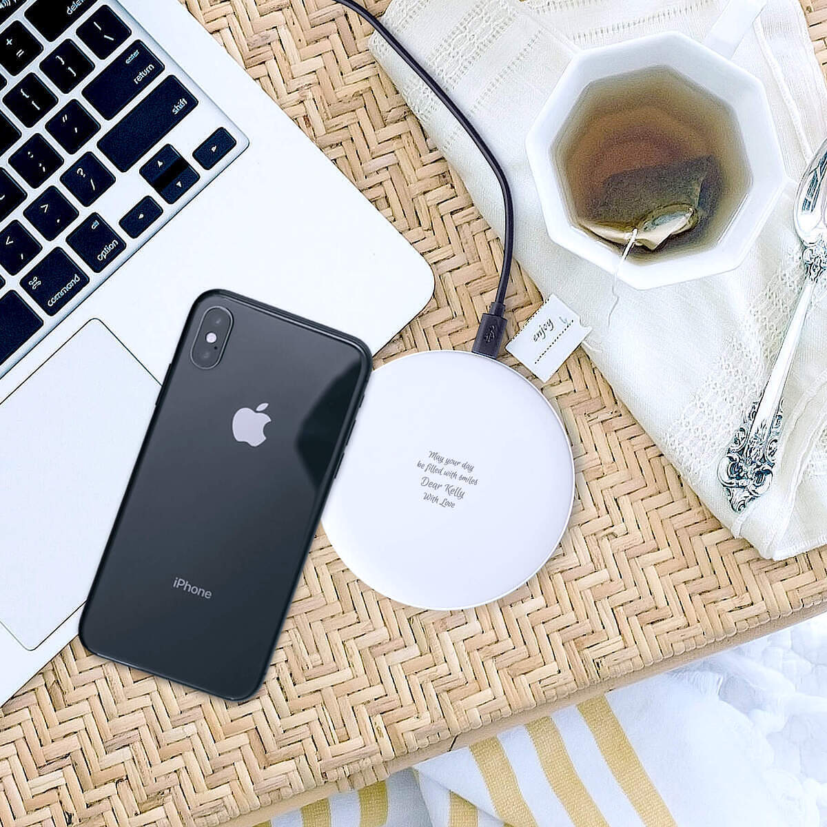 【名入れ】名前やメッセージが入る Qi ワイヤレス充電器 ホワイト 誕生日 結婚祝い 記念日 ギフト プレゼント 還暦 刻印 創立 表彰 女性 男性 卒業 開店...